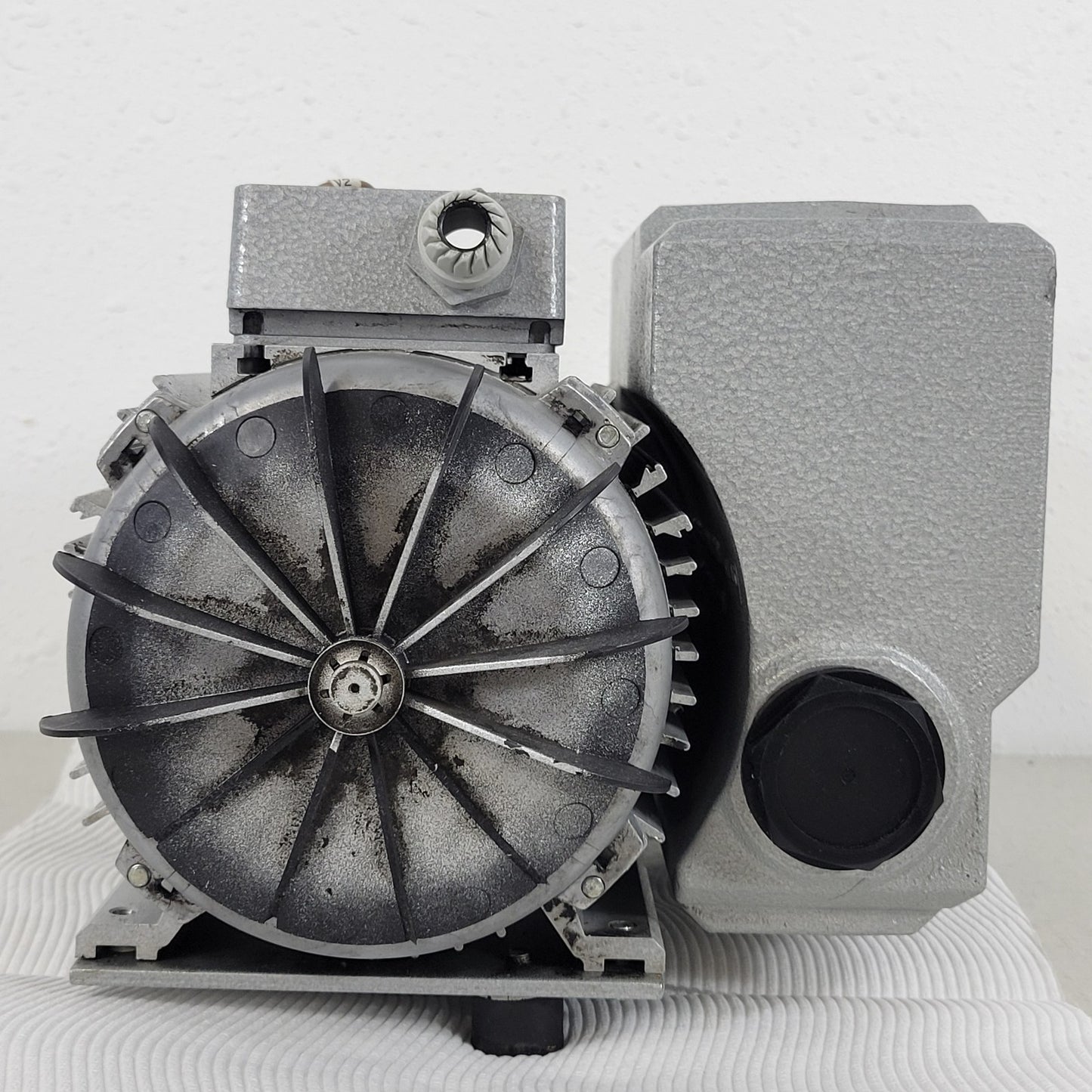 Busch R5 KB 0016 E 300 Vacuum Pump Industrial Rotary Vane 3-Phase Power Vac