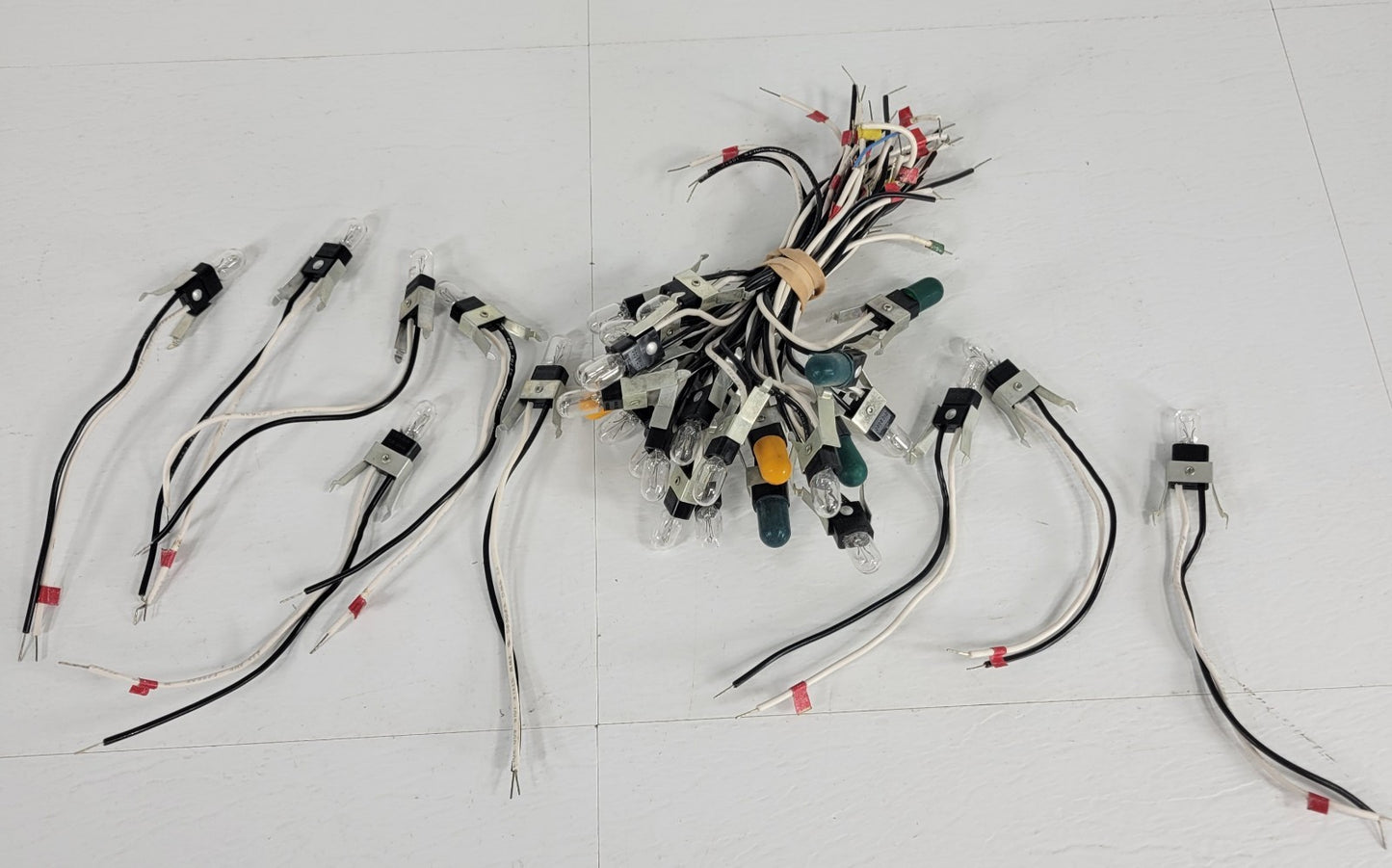 Lot of 35 Christiana CIC9000 Wedge Socket 3829 Bulbs 194 Bulbs 0.15x0.36in Slot