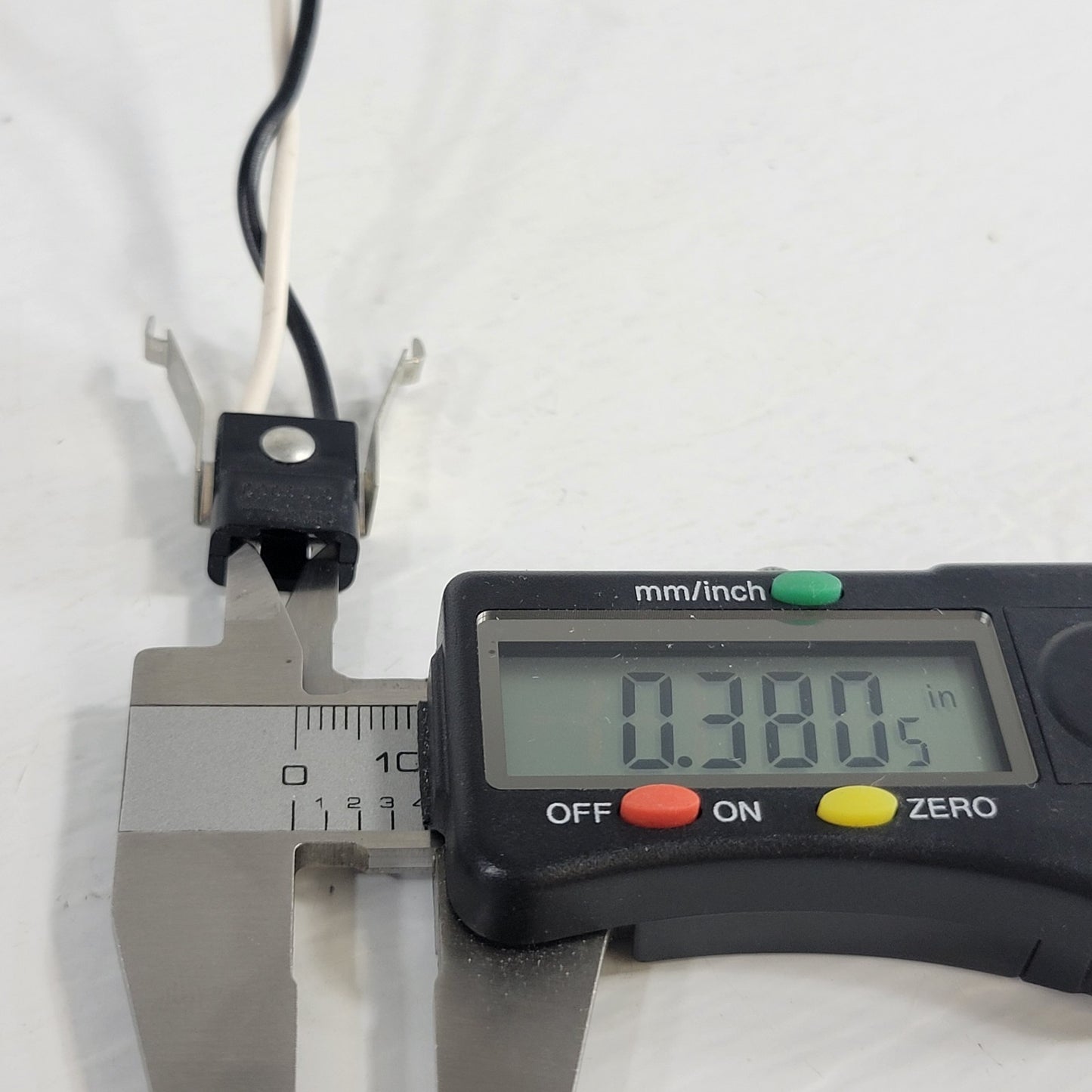 Lot of 35 Christiana CIC9000 Wedge Socket 3829 Bulbs 194 Bulbs 0.15x0.36in Slot