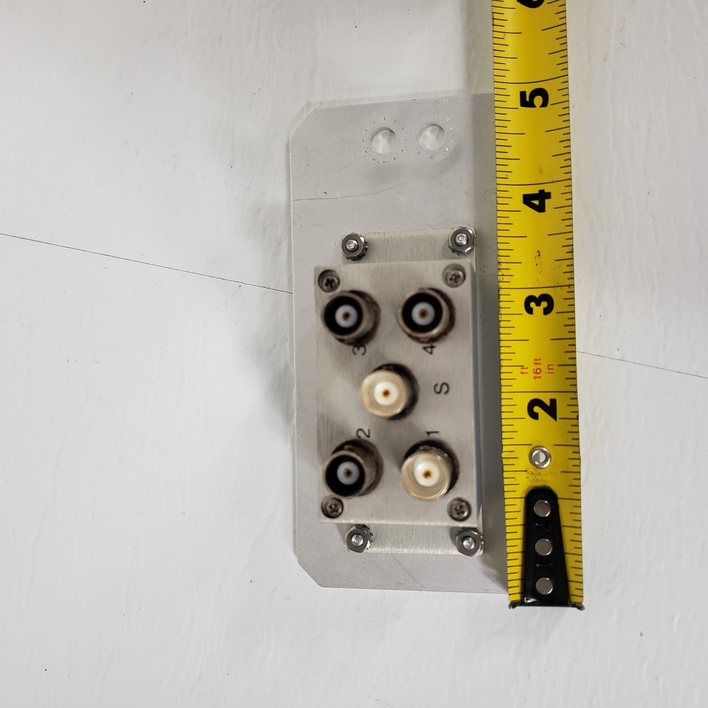 Mini-Circuits 15542 ZSC-4-1 0 9827 4 Way Splitter Metal Mounting Plate