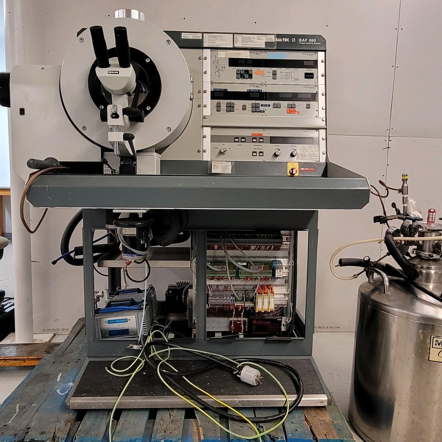 Bal-Tec BAF060 Freeze Fracture Etching Ultra High Vacuum UHV Chamber w/ LN2 Tank