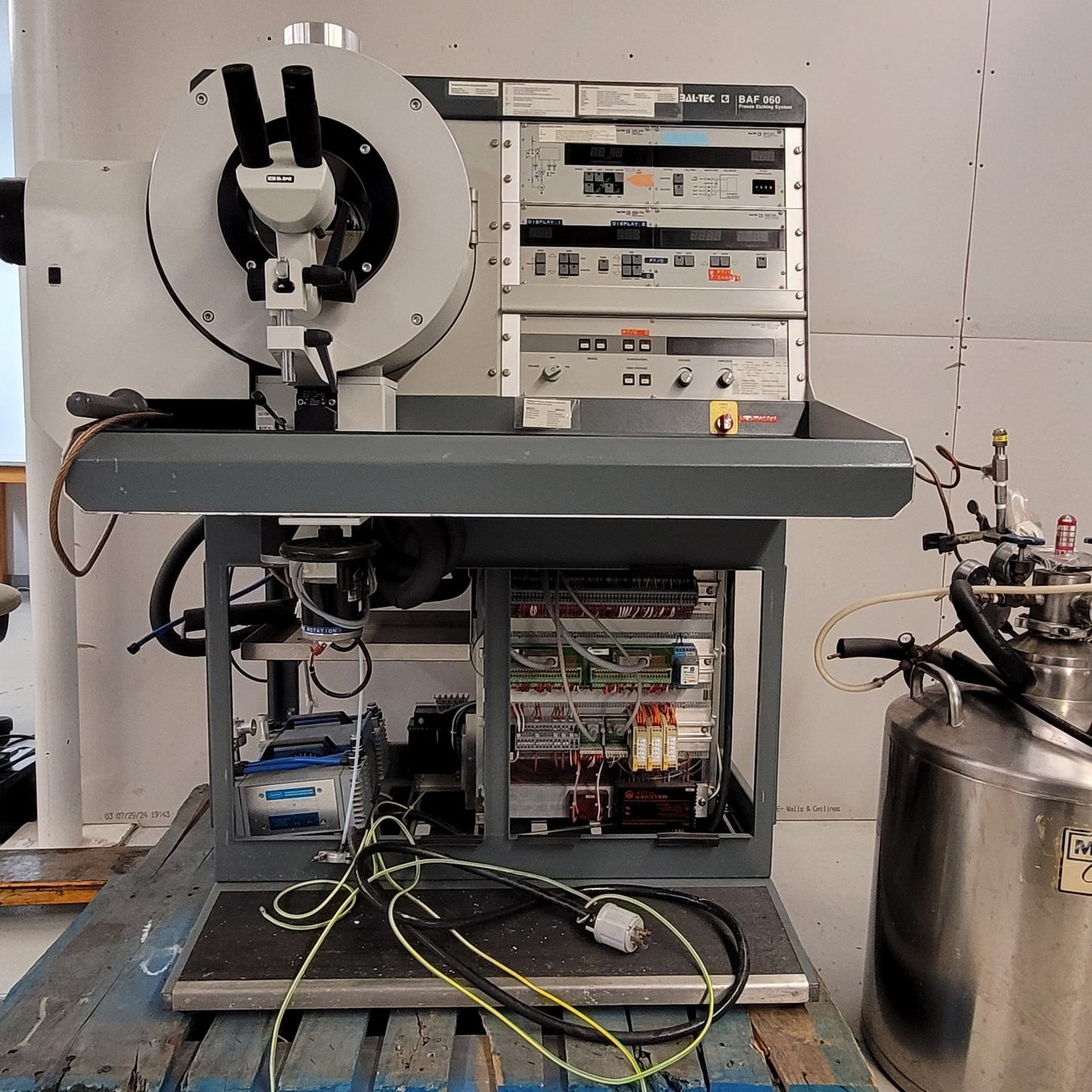 Bal-Tec BAF060 Freeze Fracture Etching Ultra High Vacuum UHV Chamber w/ LN2 Tank