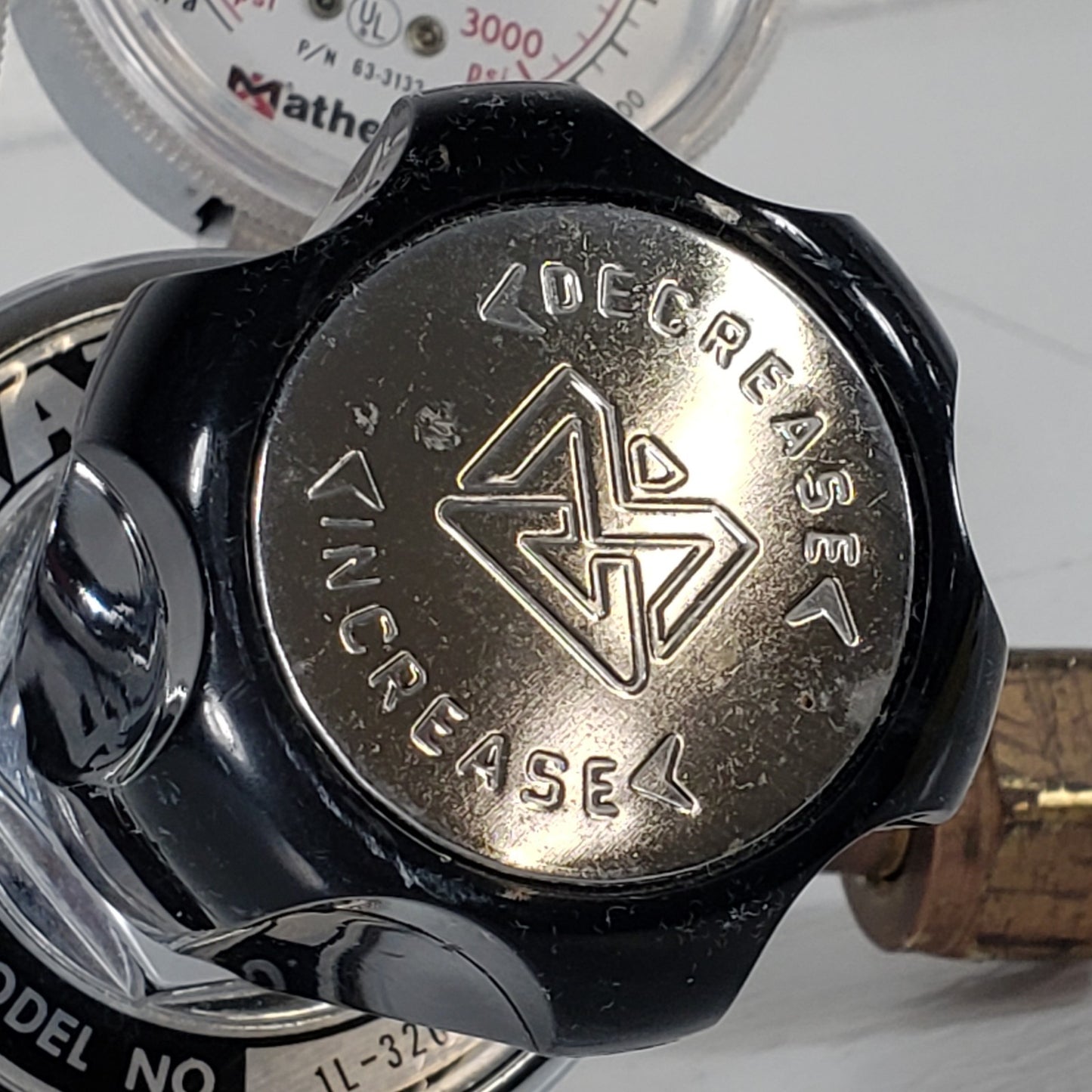 Matheson 1L-320 Analog Dual Gauge Gas Pressure Regulator 3k Psi 20k kPa HVAC