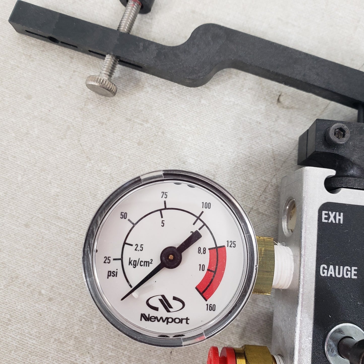 Newport IPV-S1 Leveling Valve Pressure Gauge 1/4" Air In 1/8" Air Out