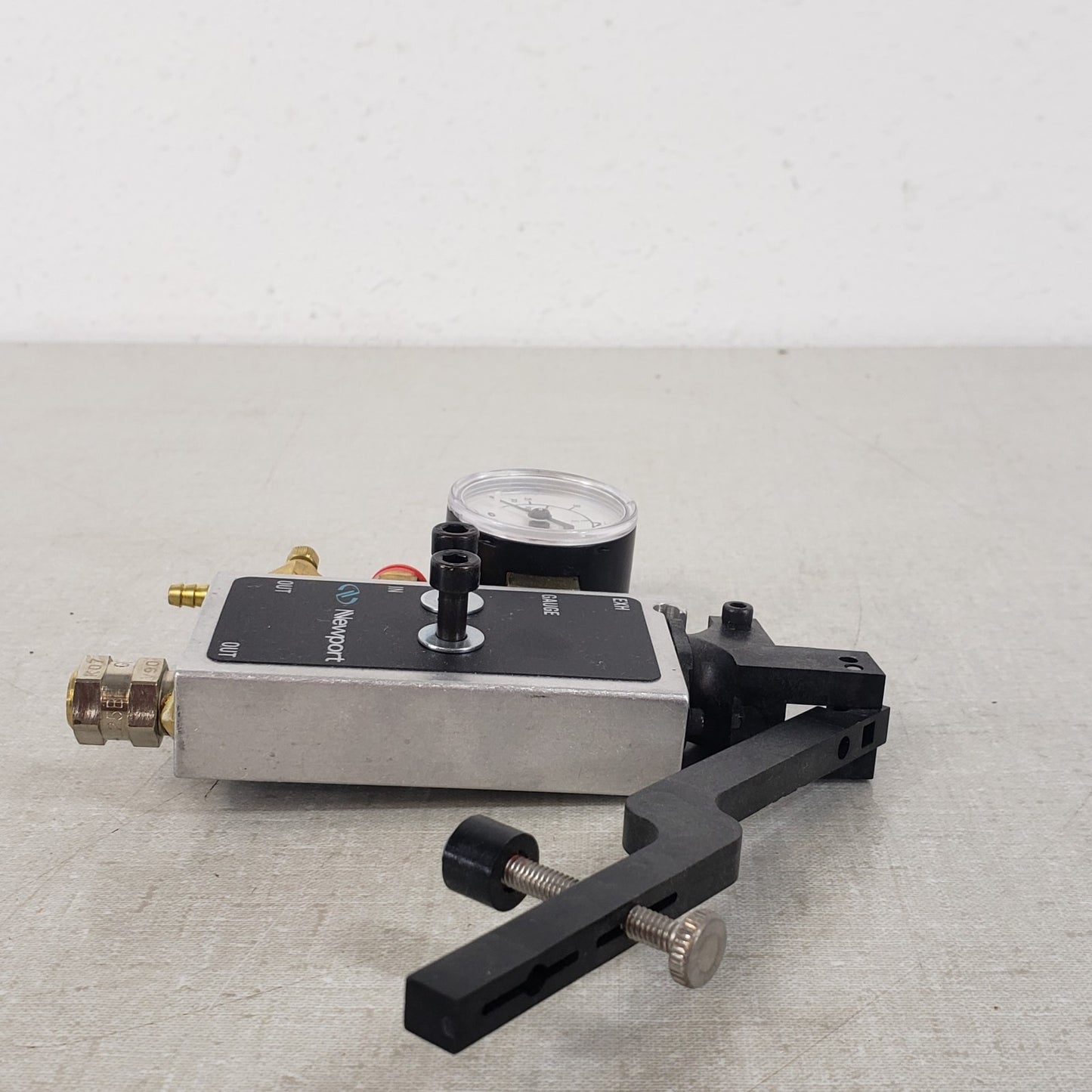 Newport IPV-S1 Leveling Valve Pressure Gauge 1/4" Air In 1/8" Air Out