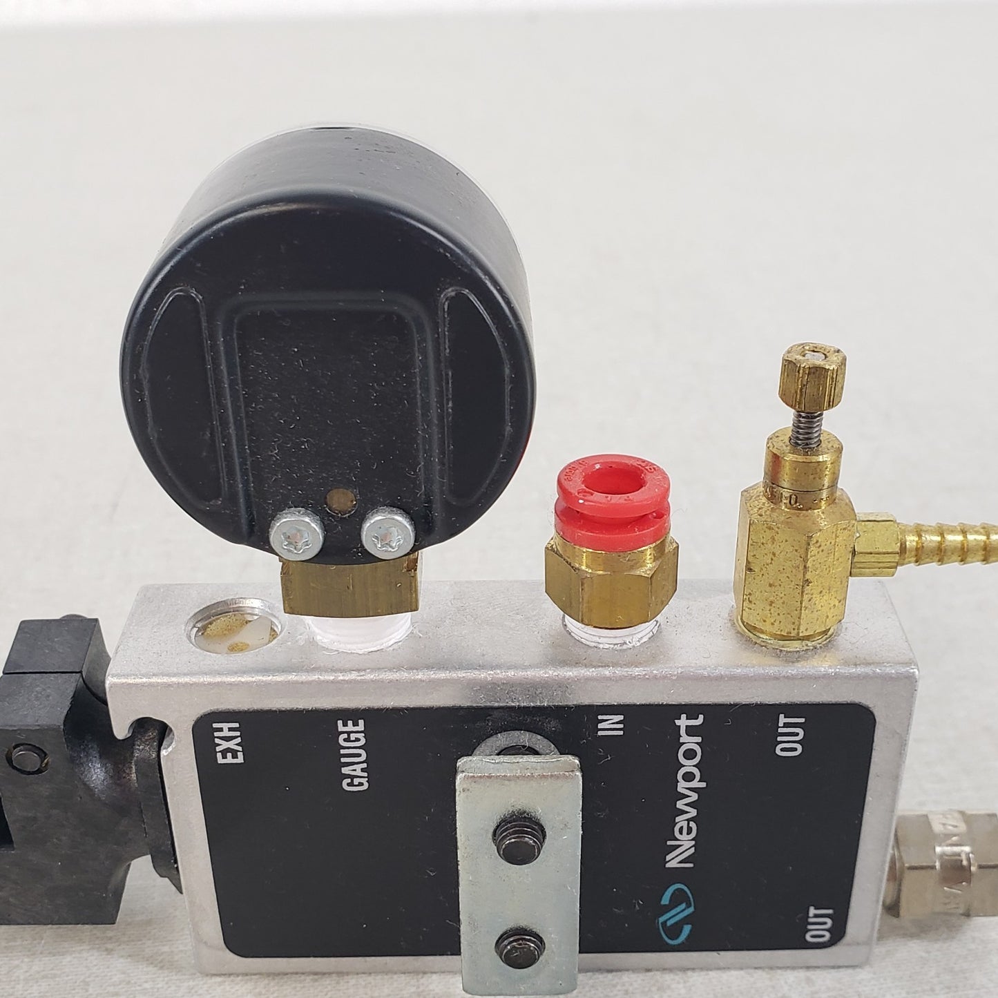 Newport IPV-S1 Leveling Valve Pressure Gauge 1/4" Air In 1/8" Air Out