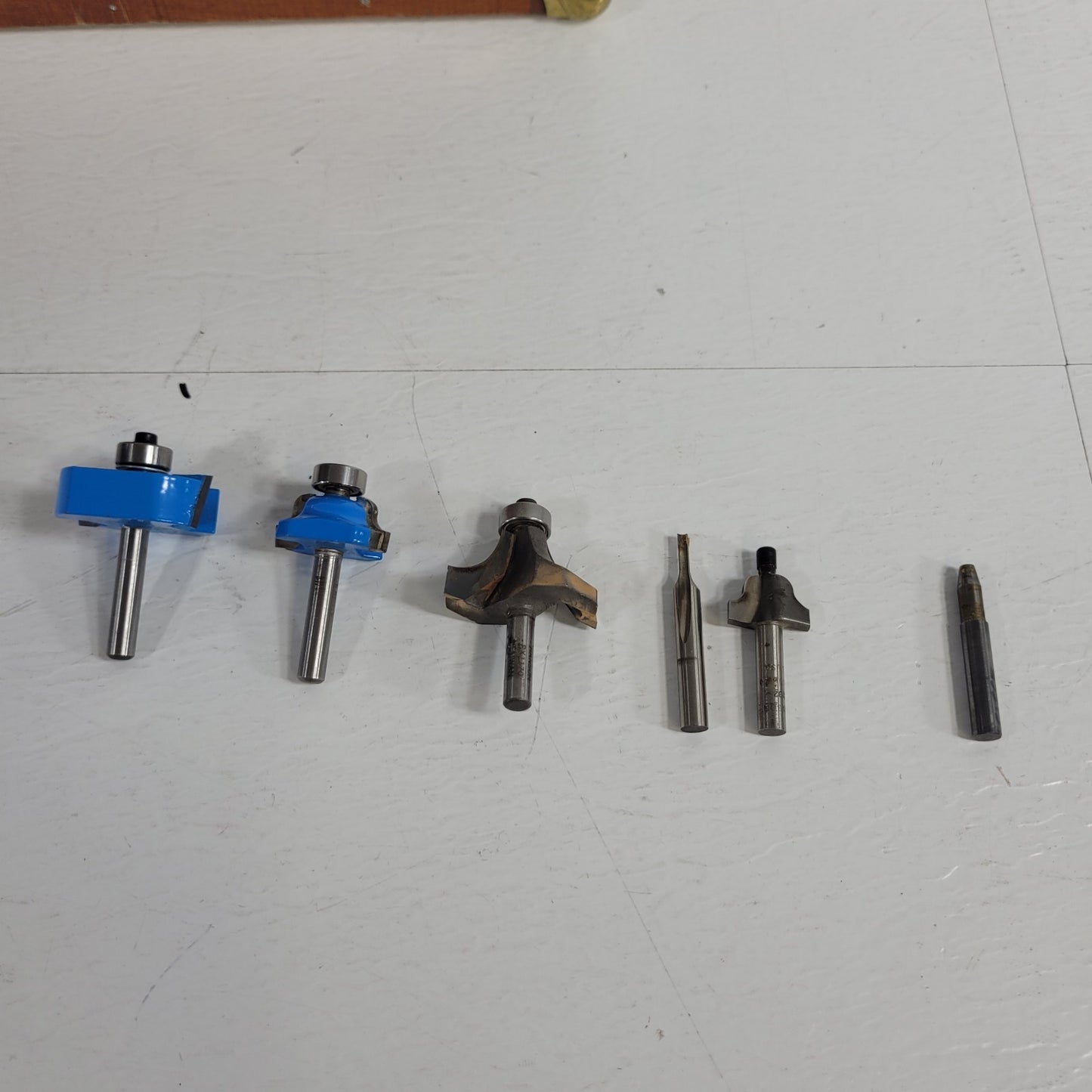 Wooden Router Bit Box with Six 1/4" Router Bits Bosch 1-1/2-in Rabbeting Bit