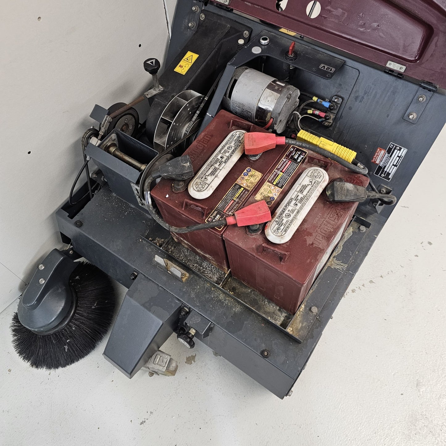 Minuteman Kleen Sweep KS 35W Battery Commercial Walk Behind Floor Sweeper Hall