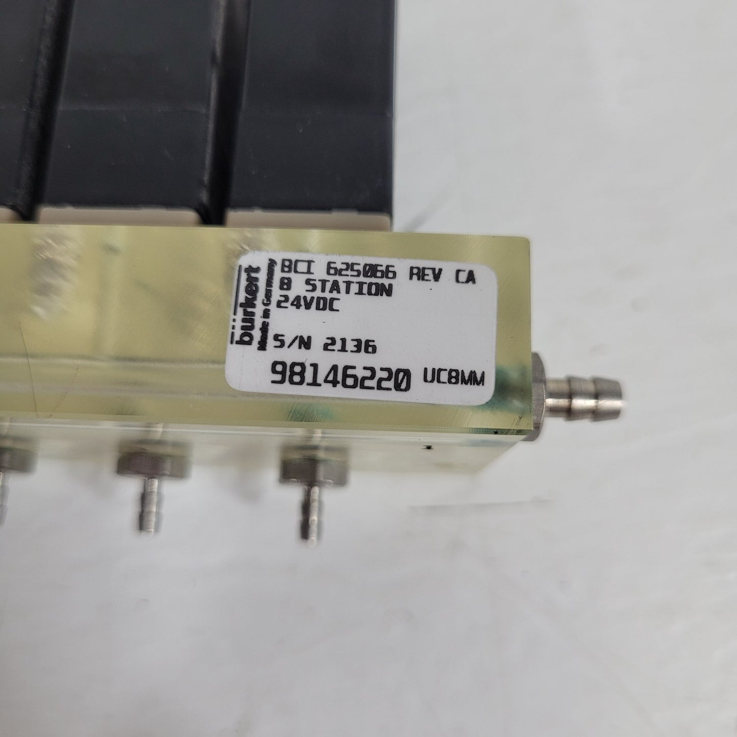 Burkert 625066 UC8MM 8 Station NC Solenoid Valve Manifold 24VDC 3W Burk 178129