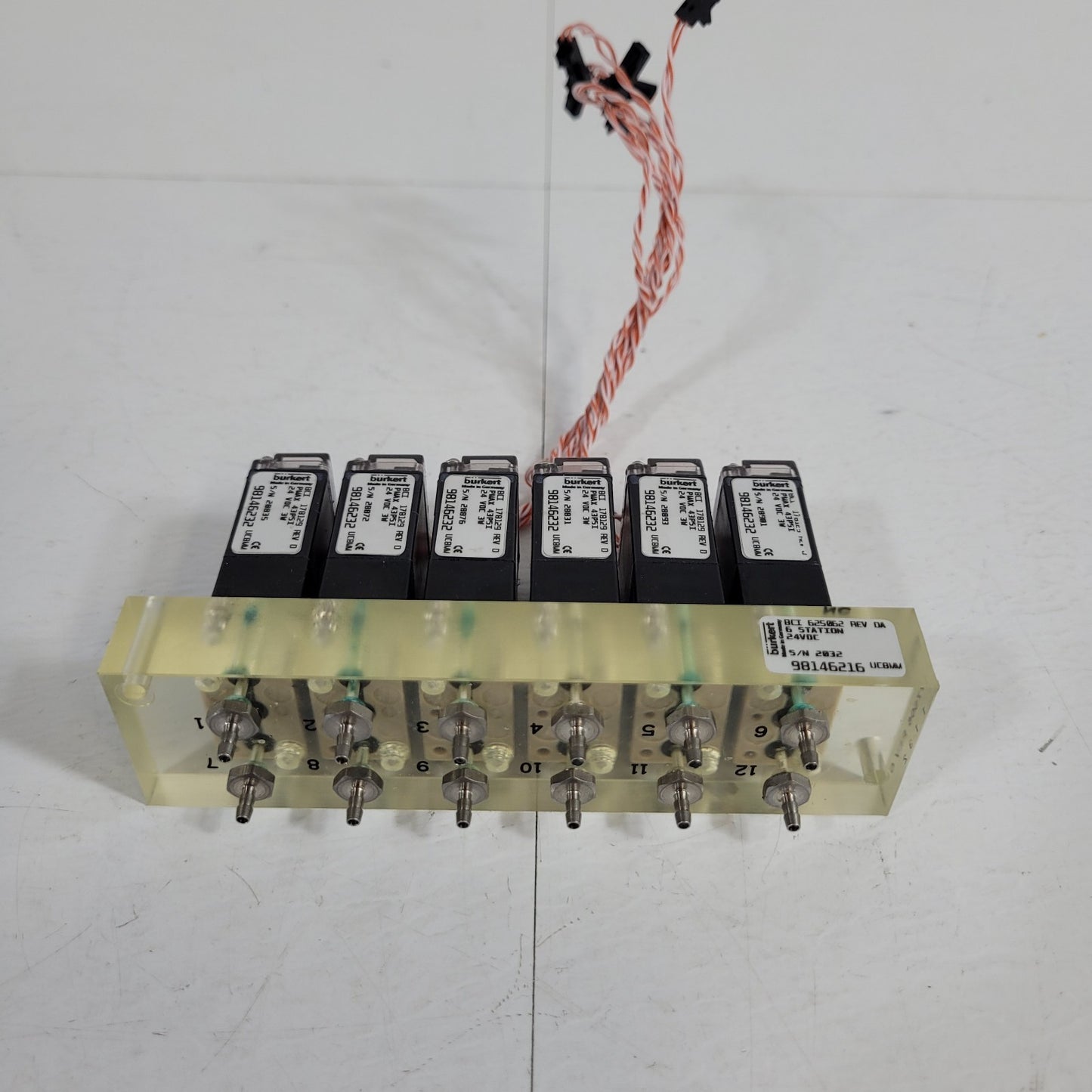Burkert 625062 UC8MM 6 Station NC Solenoid Valve Manifold 24VDC 3W 43psi 178128