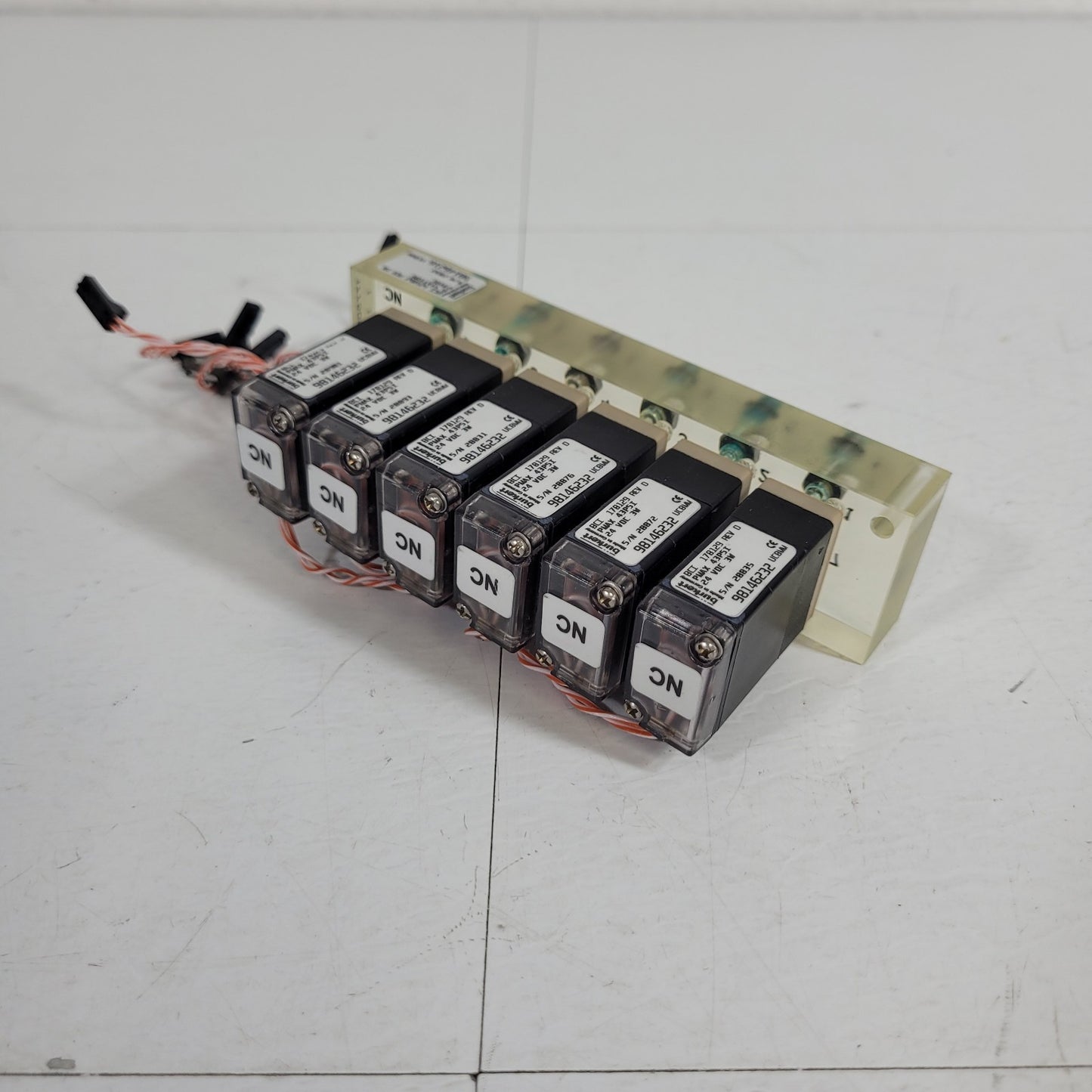 Burkert 625062 UC8MM 6 Station NC Solenoid Valve Manifold 24VDC 3W 43psi 178128