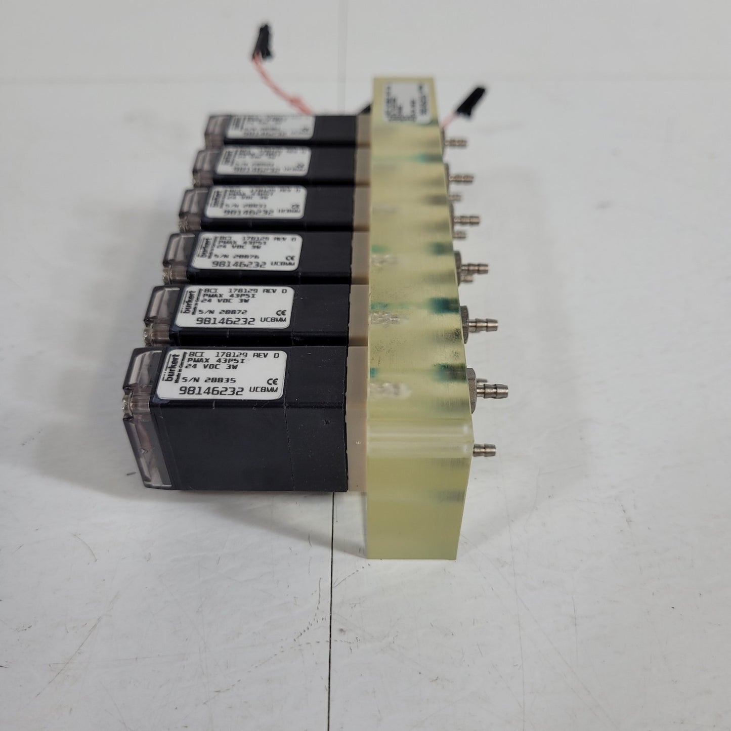 Burkert 625062 UC8MM 6 Station NC Solenoid Valve Manifold 24VDC 3W 43psi 178128