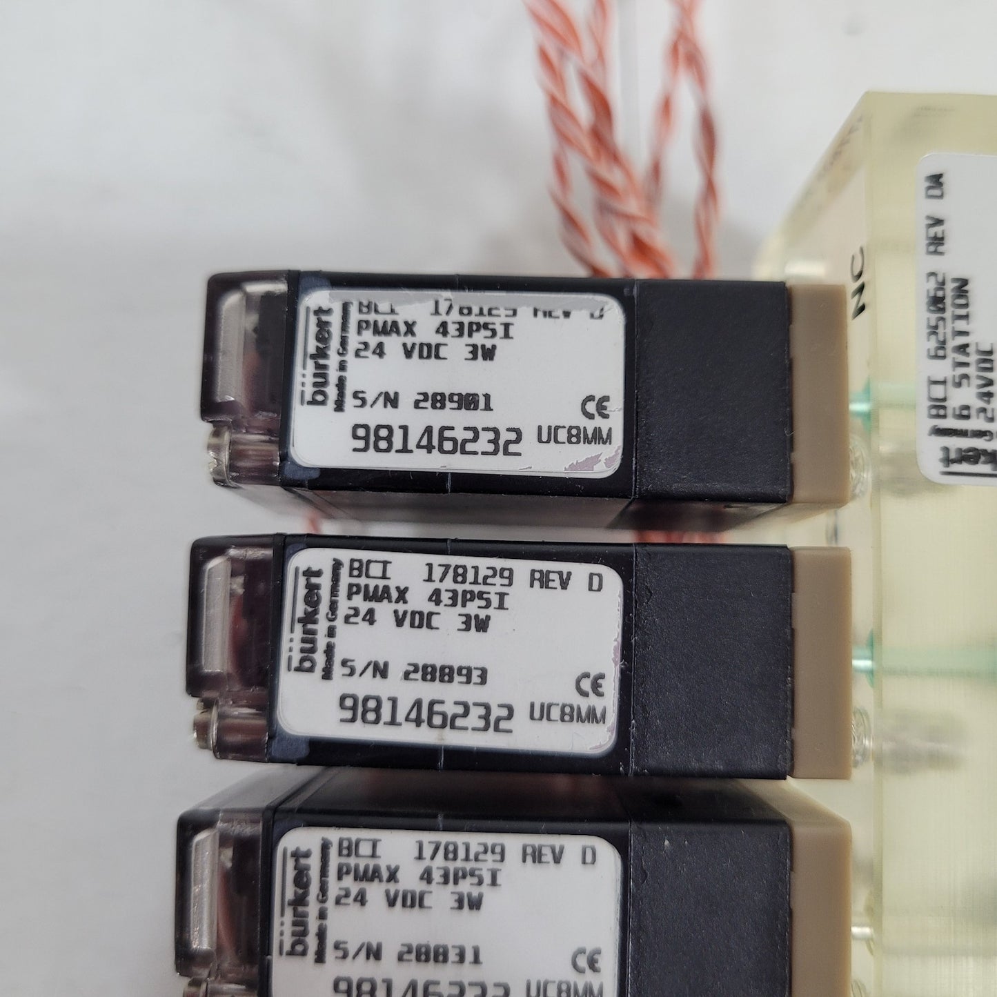 Burkert 625062 UC8MM 6 Station NC Solenoid Valve Manifold 24VDC 3W 43psi 178128
