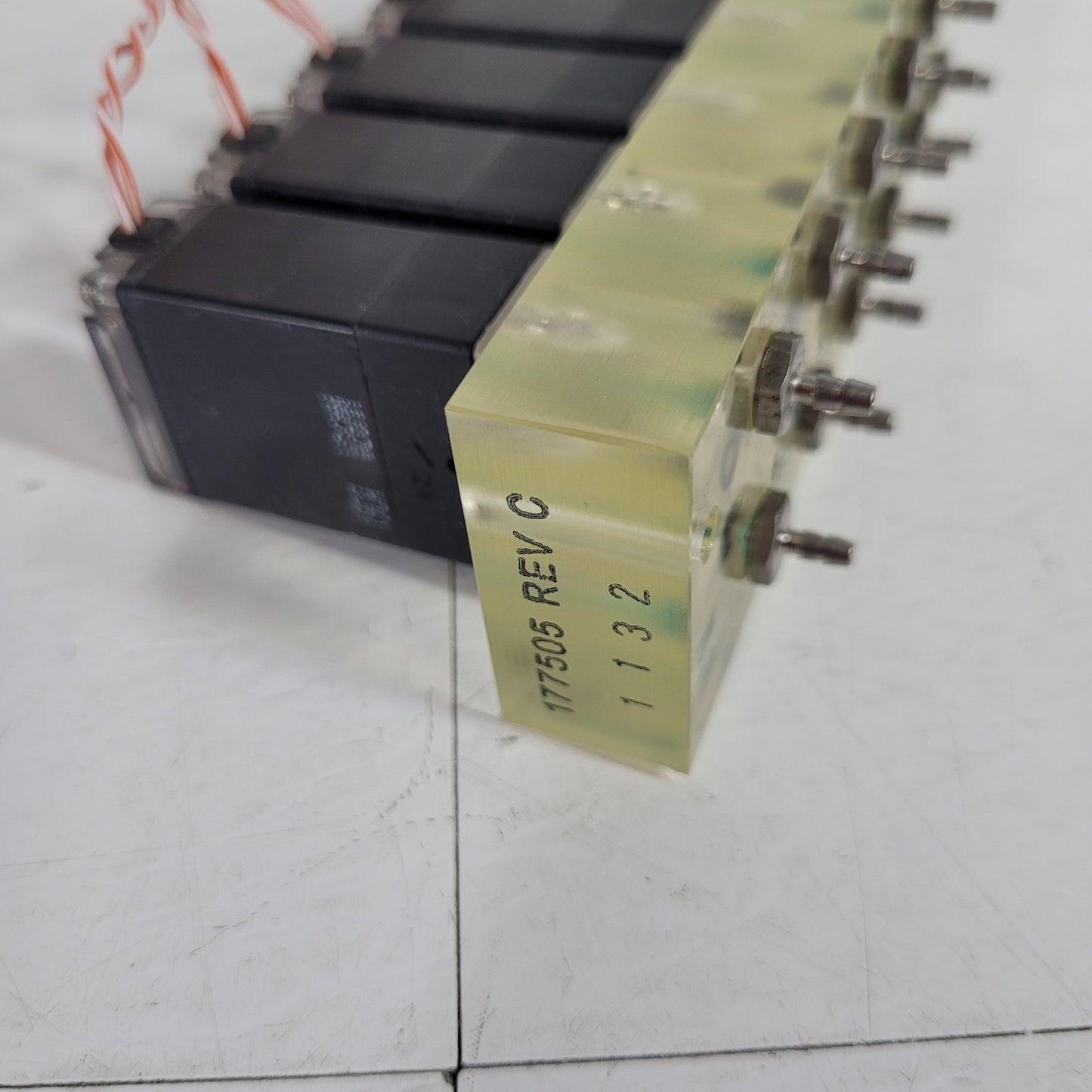 Burkert 625062 UC8MM 6 Station NC Solenoid Valve Manifold 24VDC 3W 43psi 178128