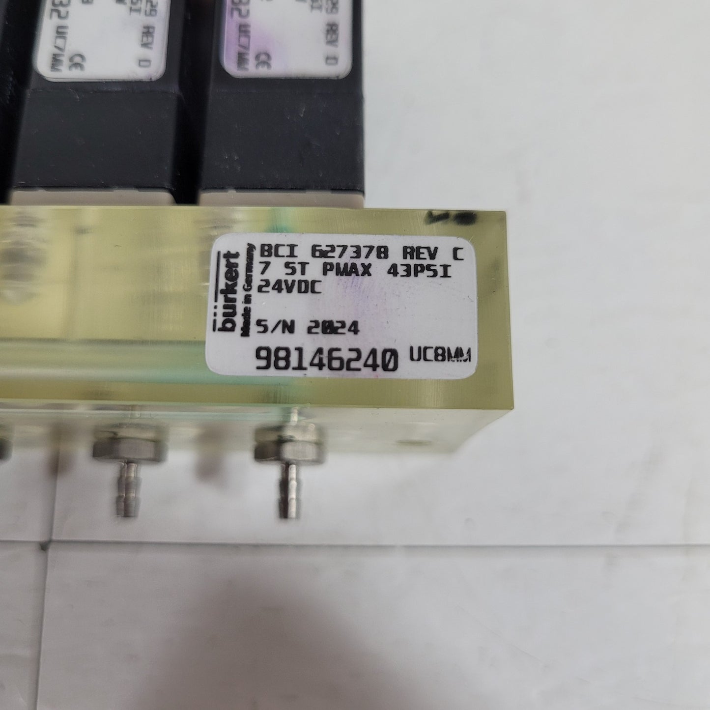 Burkert 627378 UC8MM 7 Station NC Solenoid Valve Manifold 24VDC 3W 43psi Max