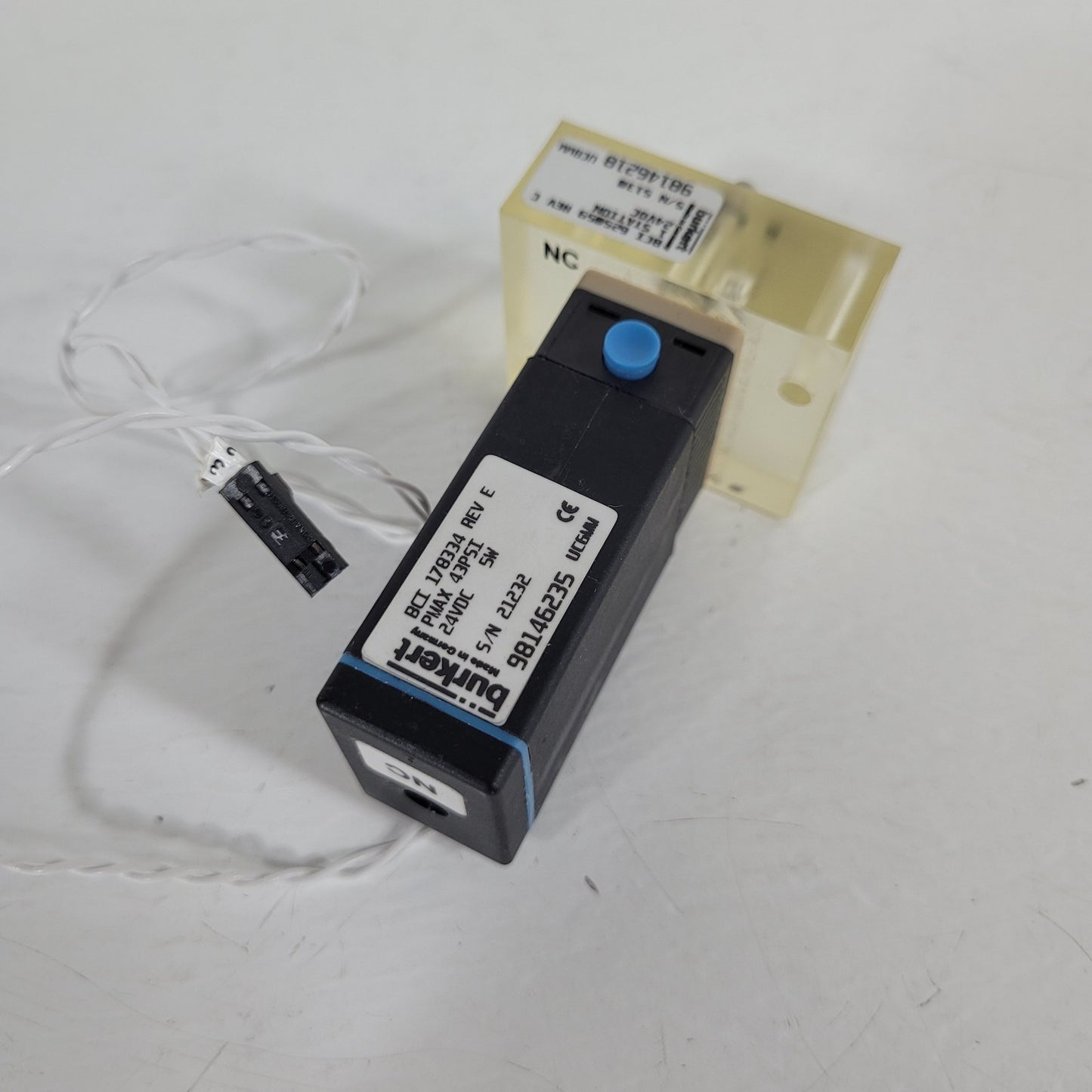 Burkert 178334 Solenoid Valve 625059 Manifold 24VDC 5W 43psi Max NC Operation