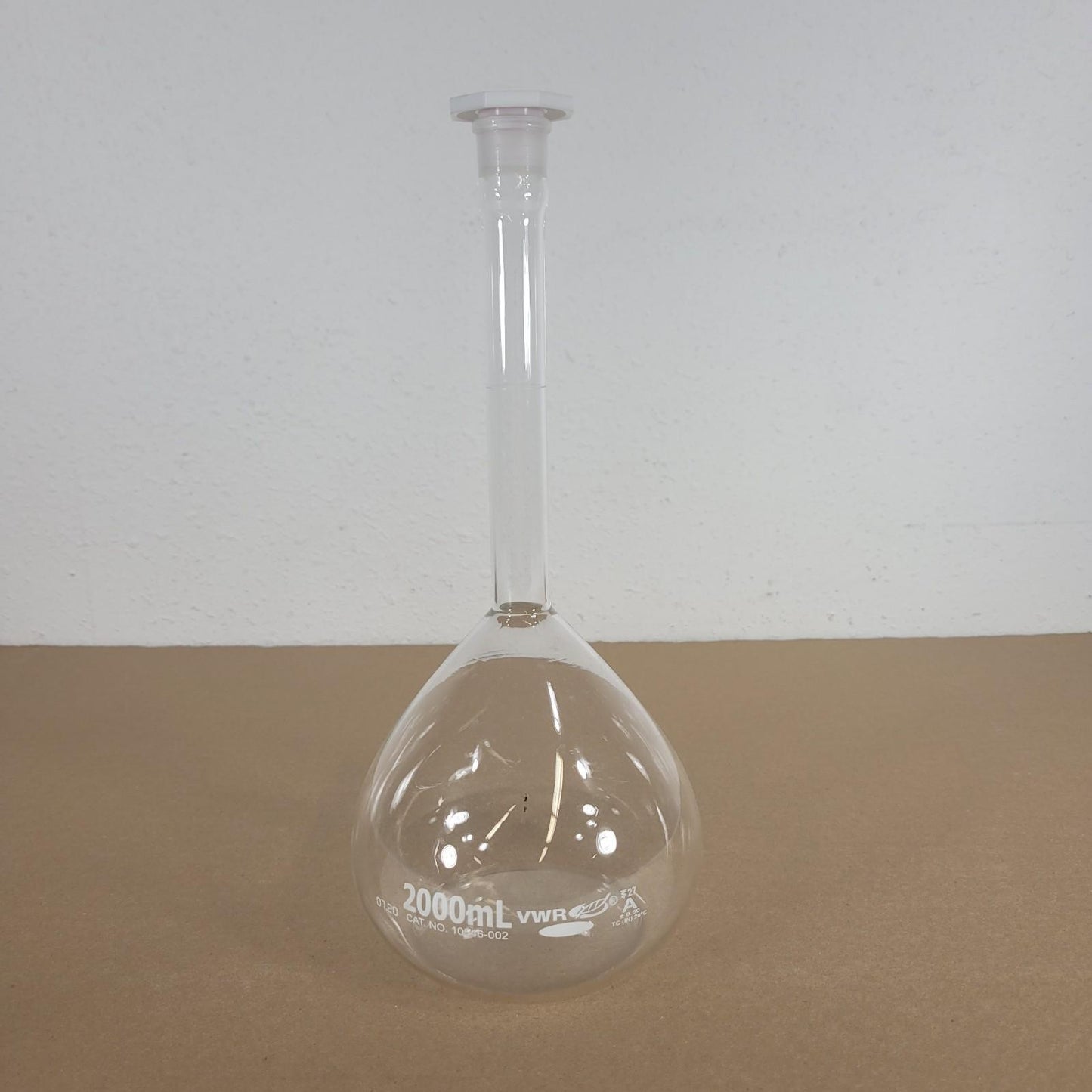 VWR 10546-002 2000mL (2L) Borosilicate Glass Volumetric Flask w/ Stopper