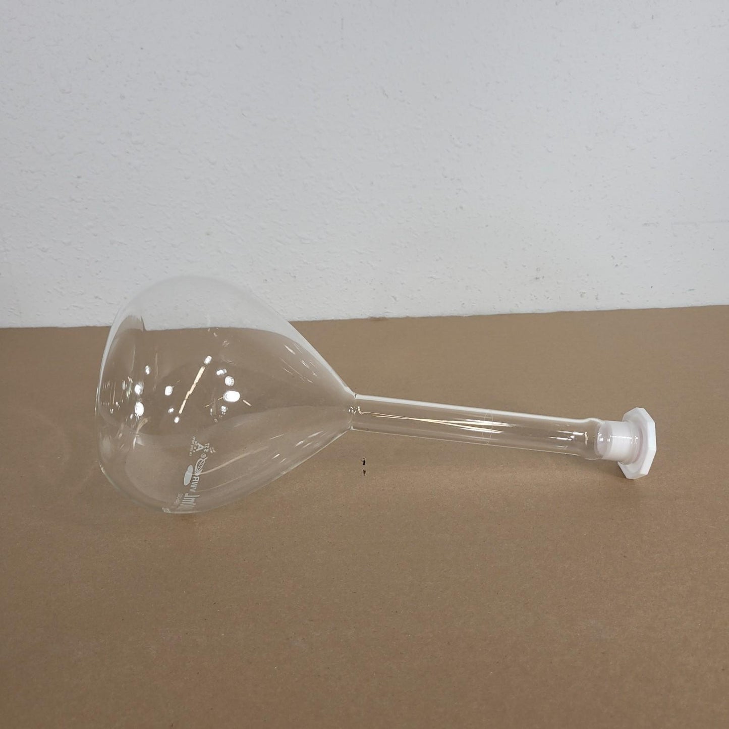 VWR 10546-002 2000mL (2L) Borosilicate Glass Volumetric Flask w/ Stopper