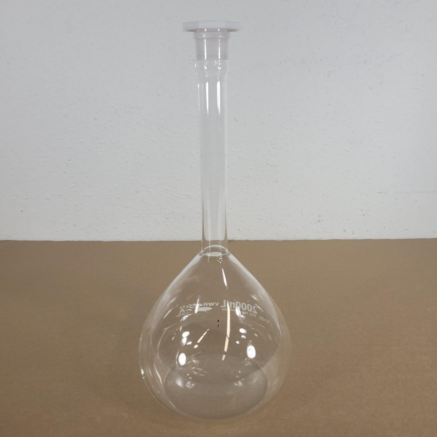 VWR 10546-002 2000mL (2L) Borosilicate Glass Volumetric Flask w/ Stopper