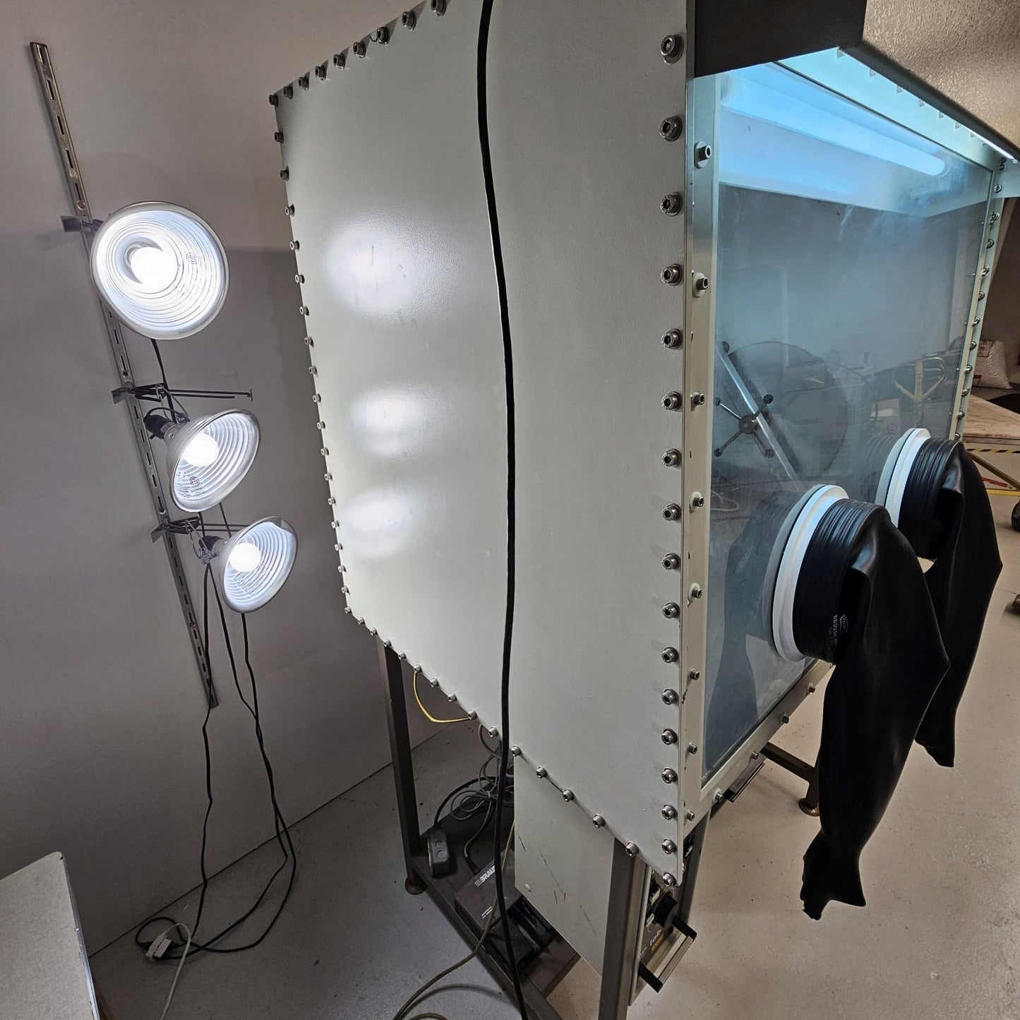 MBRAUN IT Labmaster 100 LM Laboratory Inert Gas Air-Free Glovebox Workstation