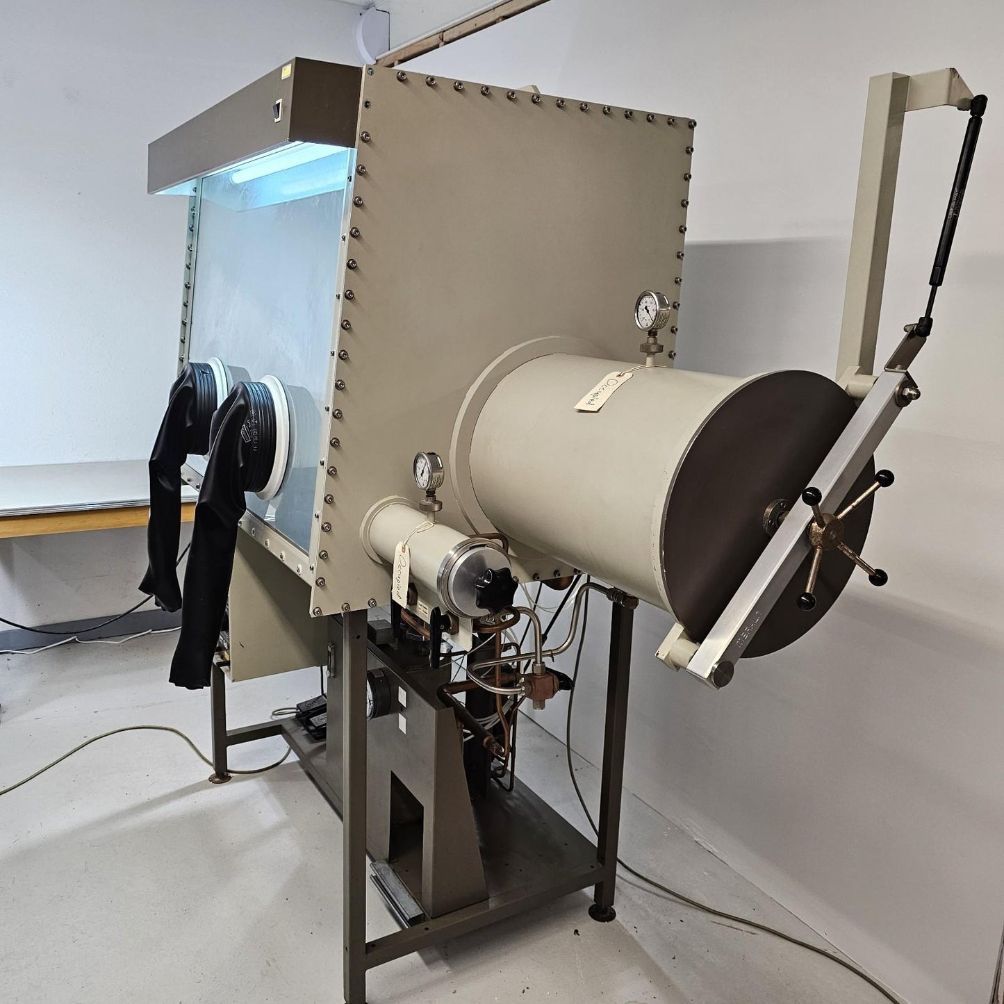 MBRAUN IT Labmaster 100 LM Laboratory Inert Gas Air-Free Glovebox Workstation