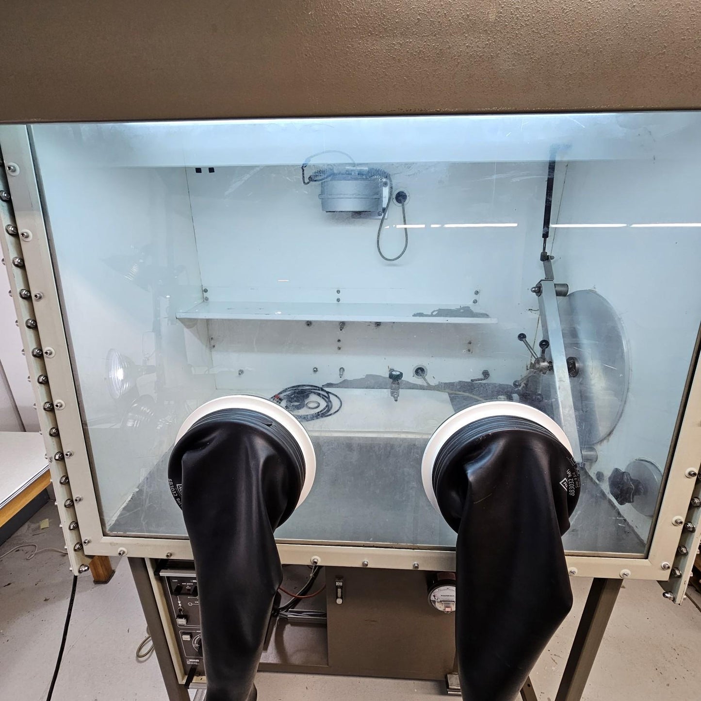 MBRAUN IT Labmaster 100 LM Laboratory Inert Gas Air-Free Glovebox Workstation