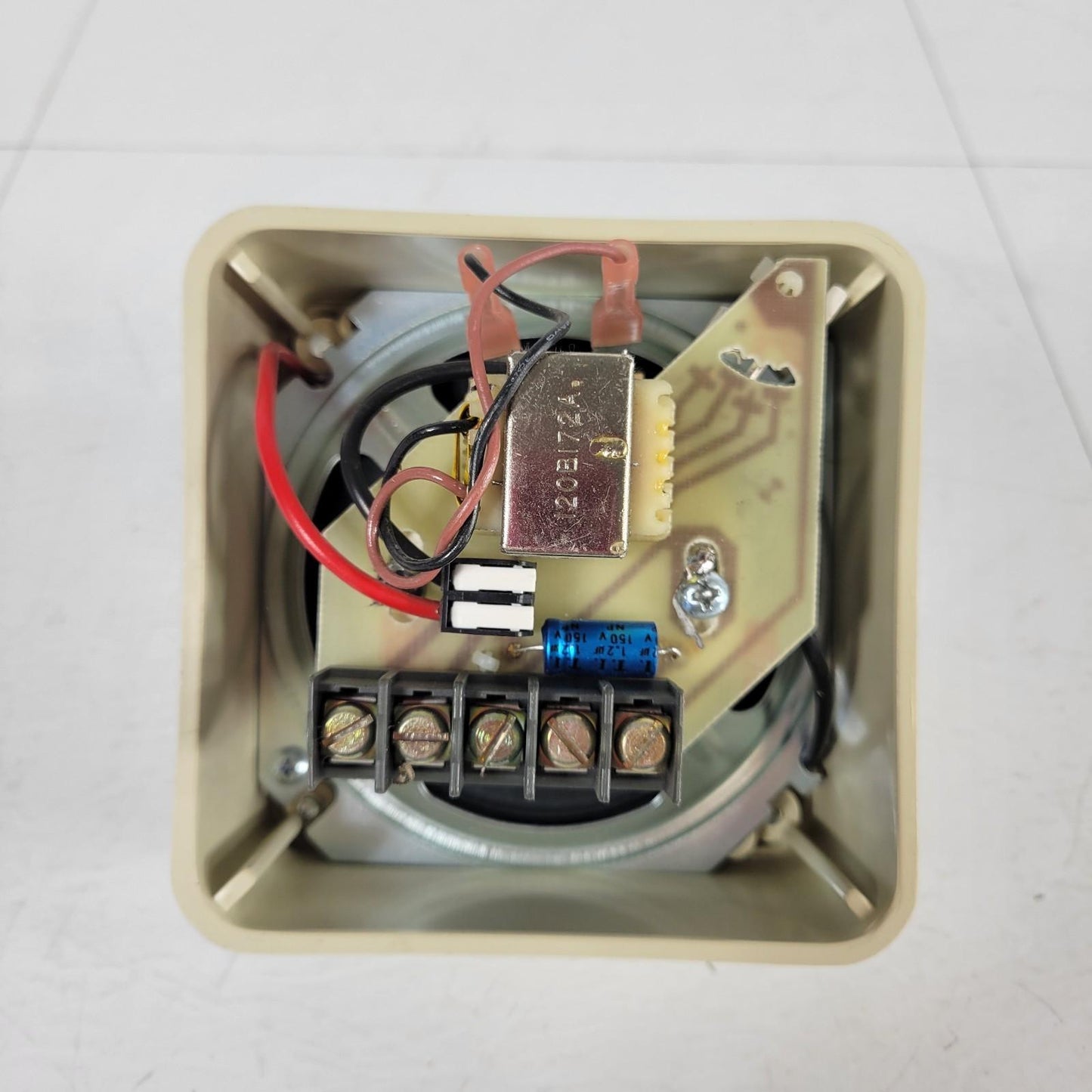 Federal Signal SPAFV25RHB Loudspeaker Fire Alarm Device Beige 25V w/ Mount Plate