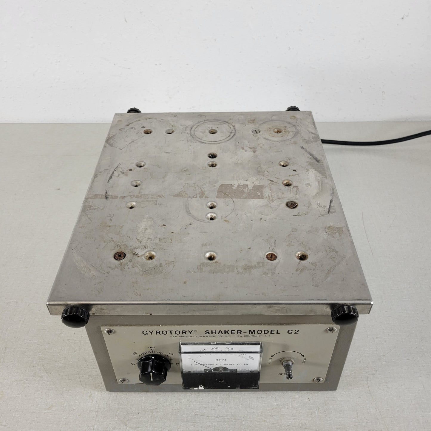 New Brunswick Scientific Co Gyrotory Shaker-Model G2 0-500 RPM 115V 2A