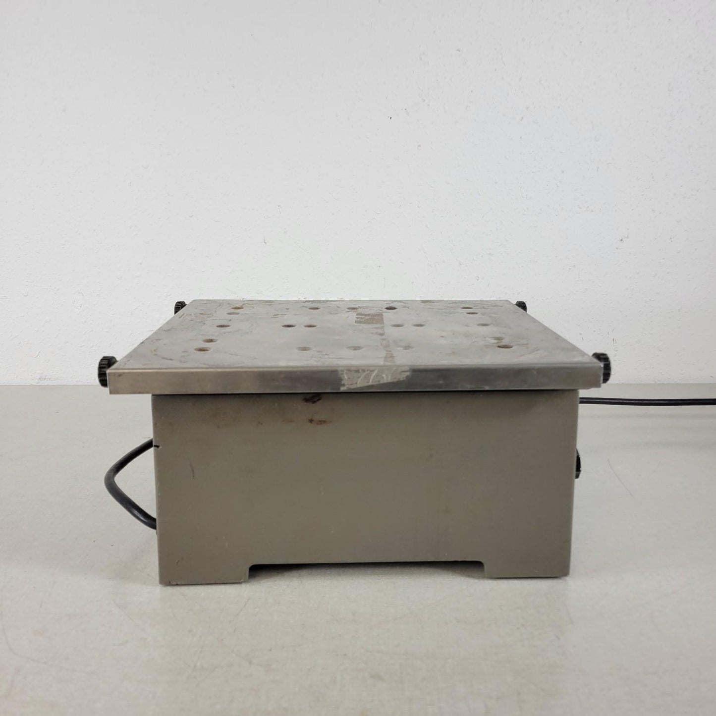 New Brunswick Scientific Co Gyrotory Shaker-Model G2 0-500 RPM 115V 2A