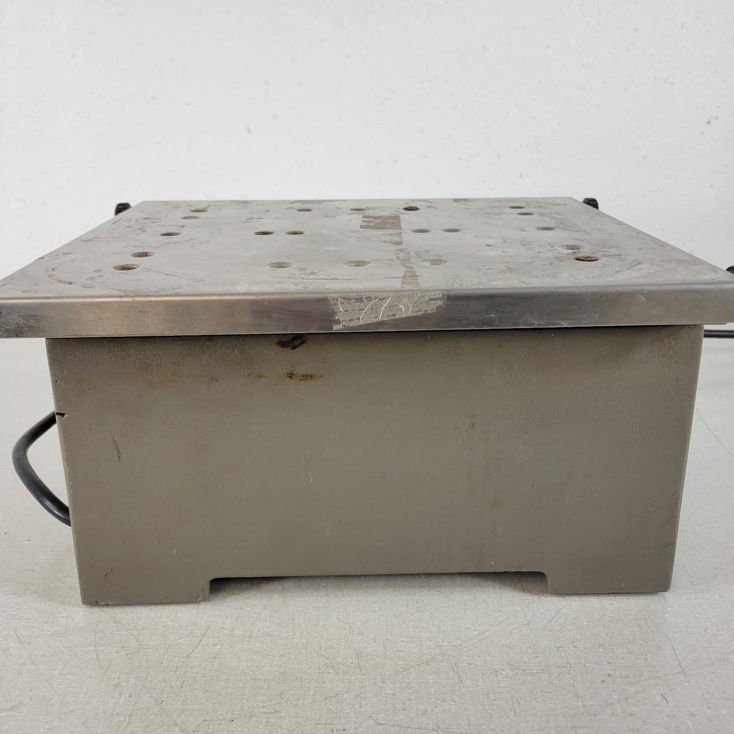 New Brunswick Scientific Co Gyrotory Shaker-Model G2 0-500 RPM 115V 2A