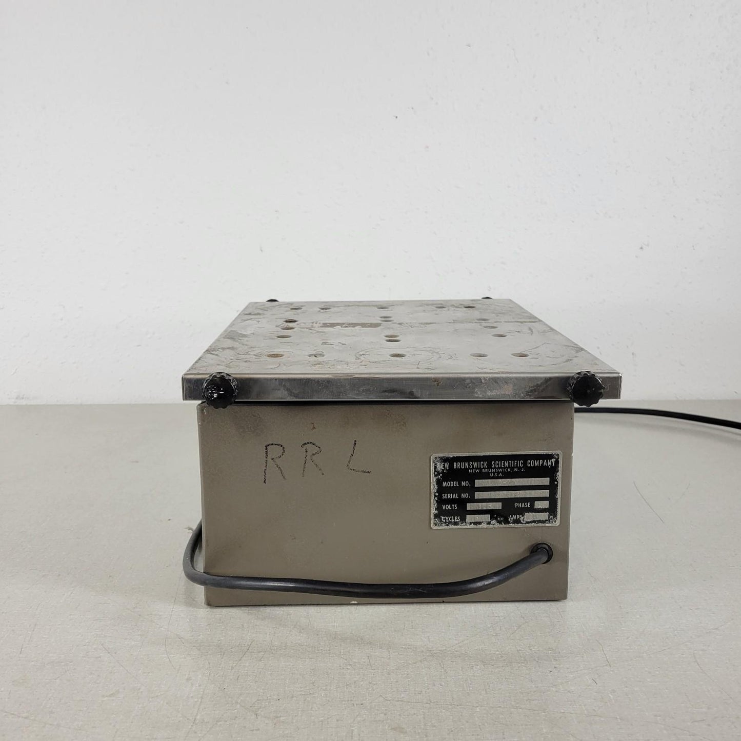 New Brunswick Scientific Co Gyrotory Shaker-Model G2 0-500 RPM 115V 2A
