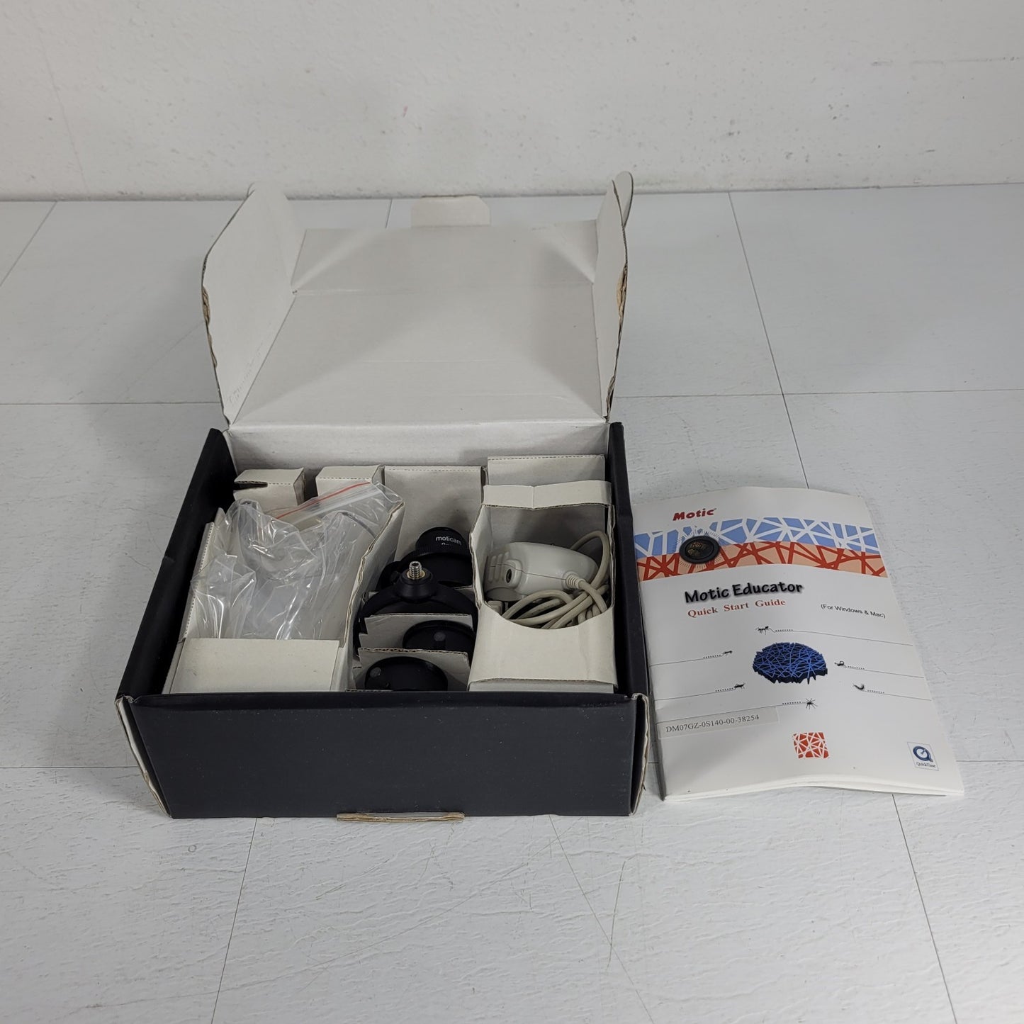 Motic Moticam-352 Digital Microscope Camera Viewer w/ Accessories CMOS Mini USB
