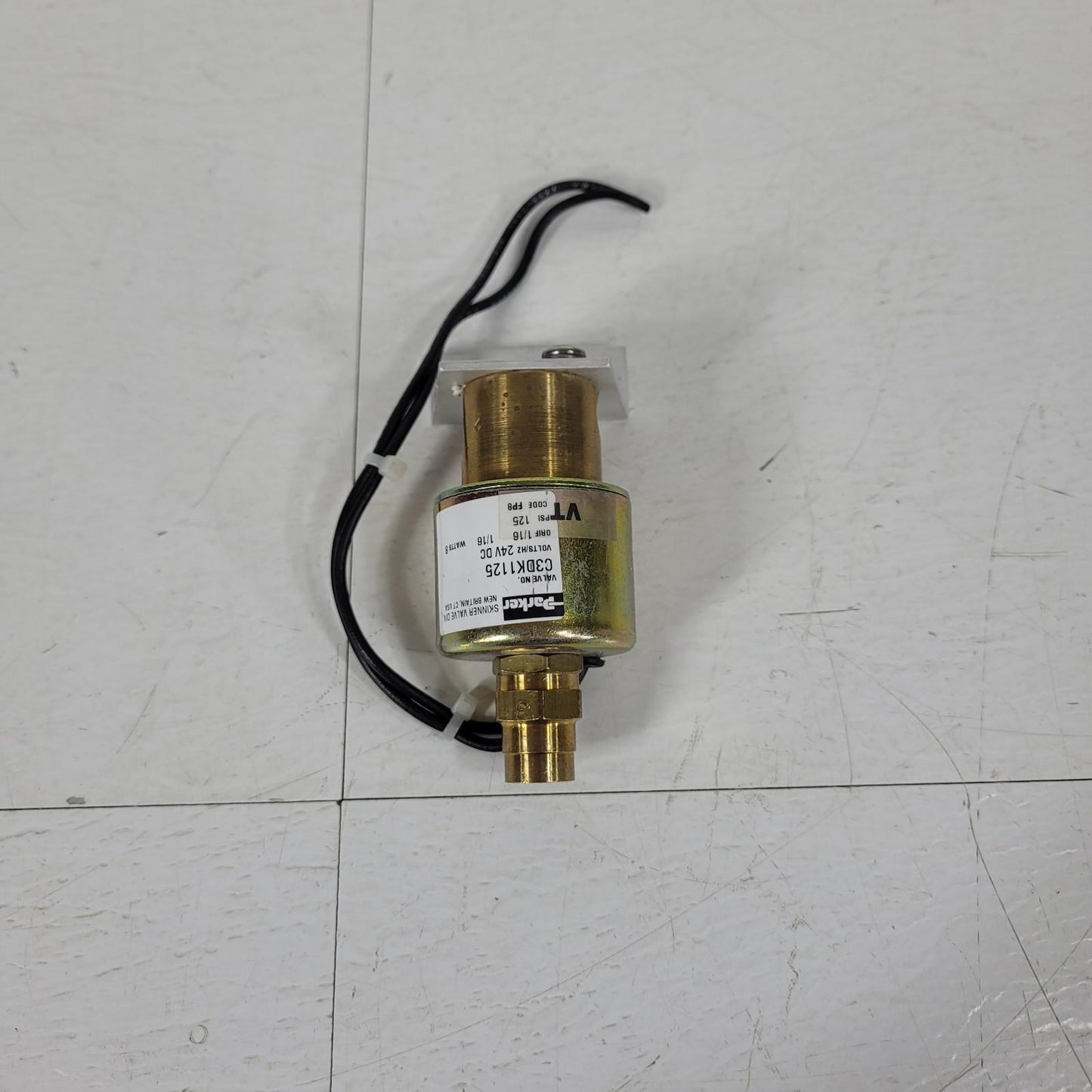 Parker C3DK1125 3-Way Solenoid Fluid Control Valve 125 PSI 24V DC FP8