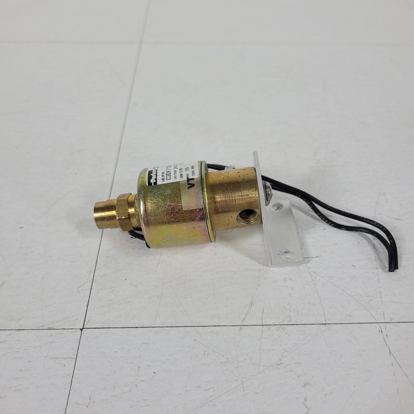 Parker C3DK1125 3-Way Solenoid Fluid Control Valve 125 PSI 24V DC FP8