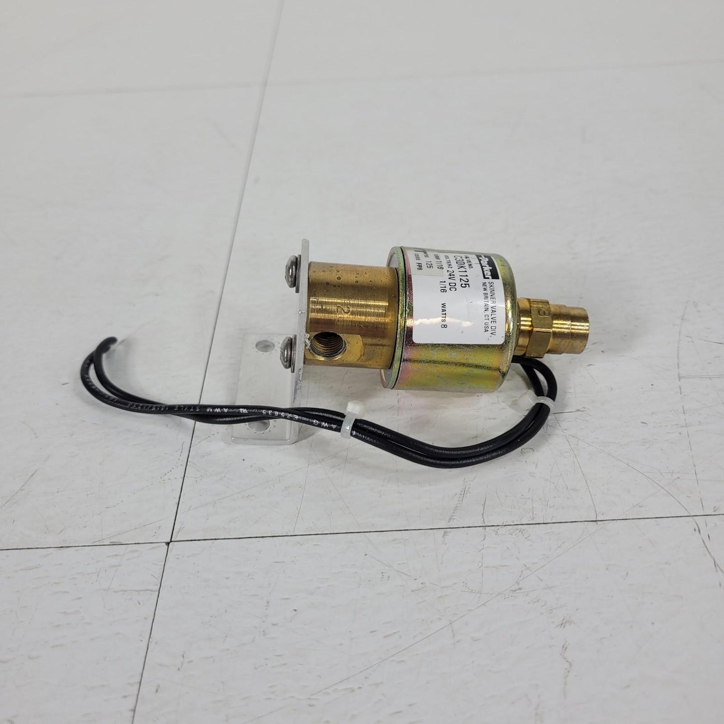 Parker C3DK1125 3-Way Solenoid Fluid Control Valve 125 PSI 24V DC FP8