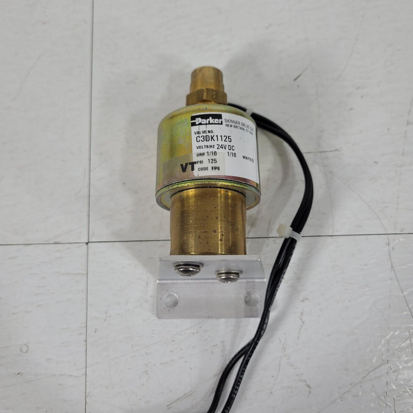 Parker C3DK1125 3-Way Solenoid Fluid Control Valve 125 PSI 24V DC FP8