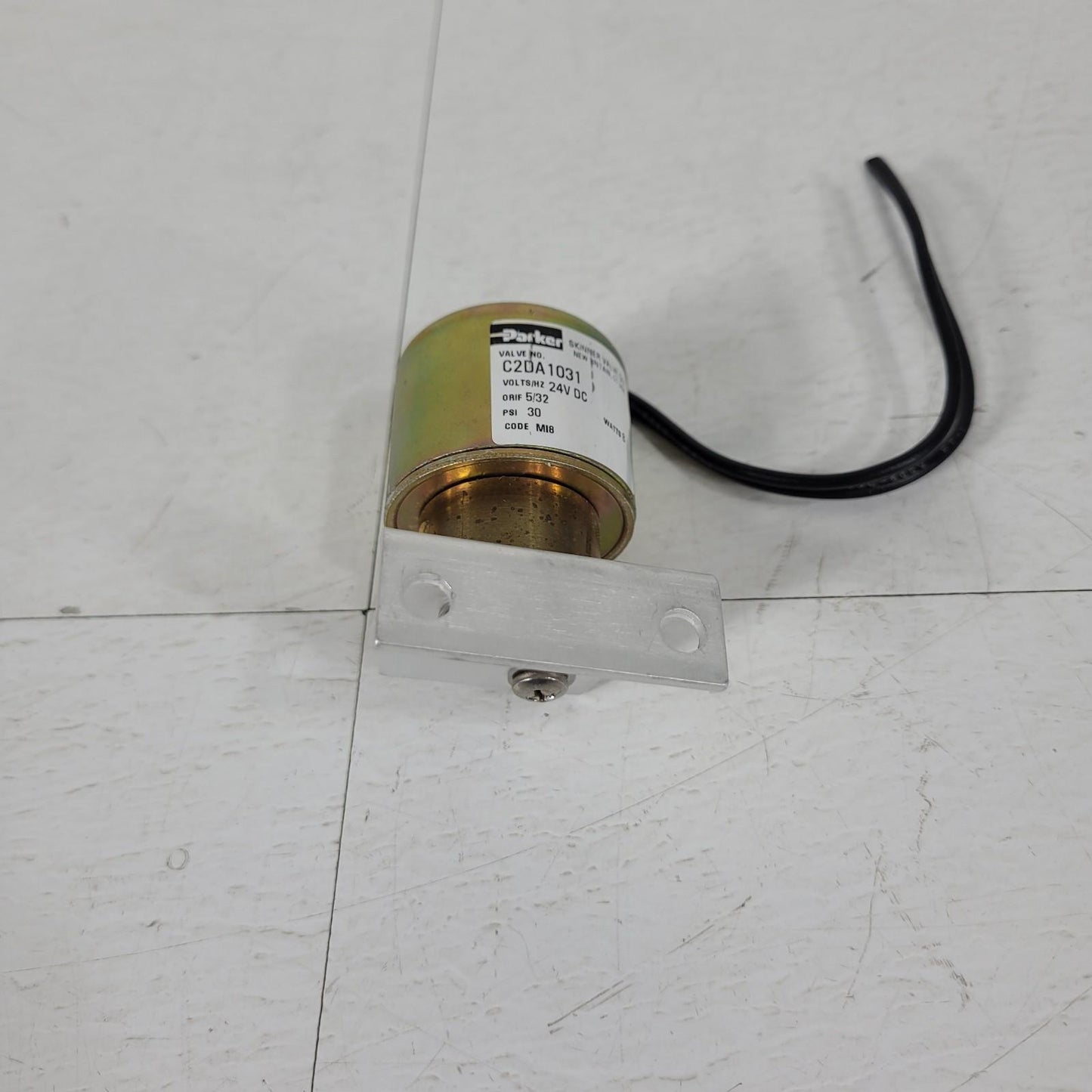 Parker C2DA1031 2-Way Solenoid Fluid Control Valve 30 PSI 24V DC MI8