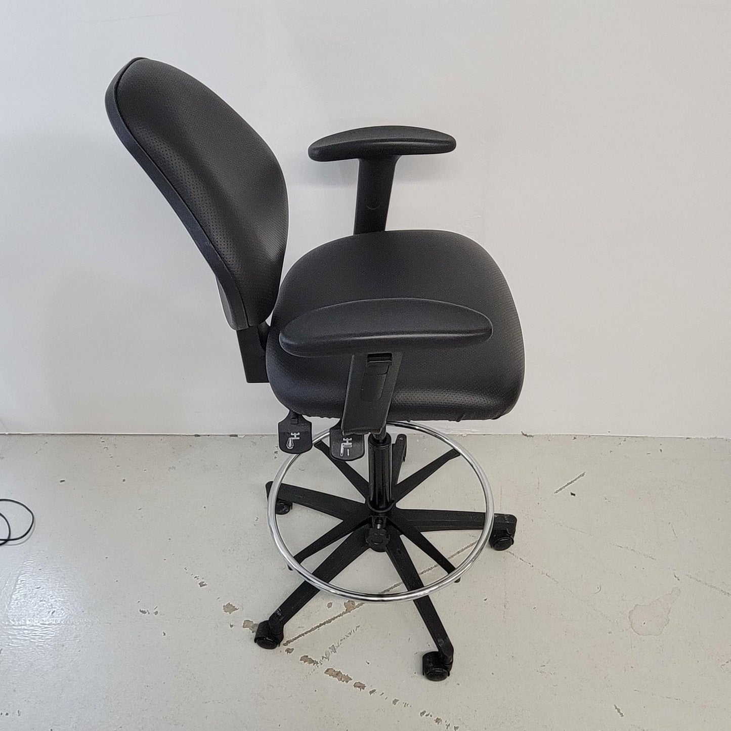 VWR Avantor 76308-740 Lab Laboratory Chair w/ Adjustable Black Vinyl Stool