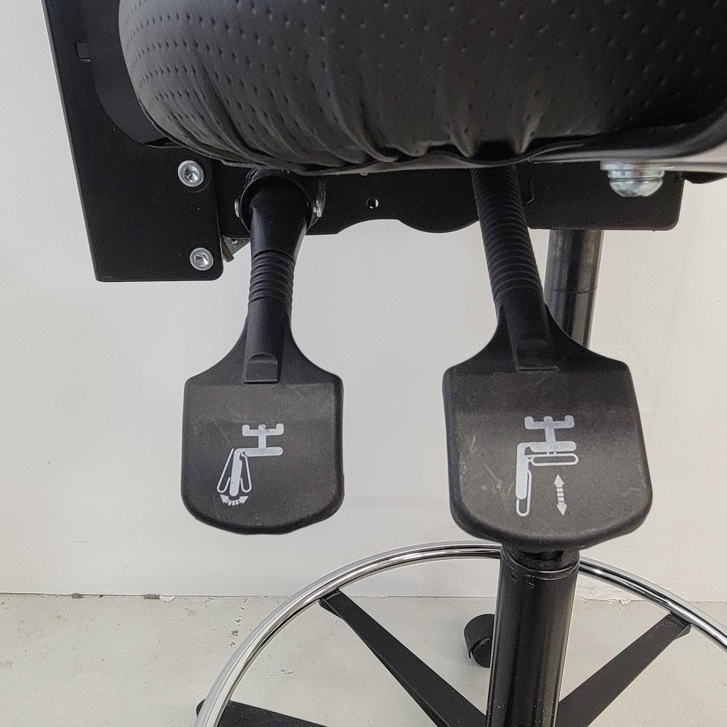 VWR Avantor 76308-740 Lab Laboratory Chair w/ Adjustable Black Vinyl Stool