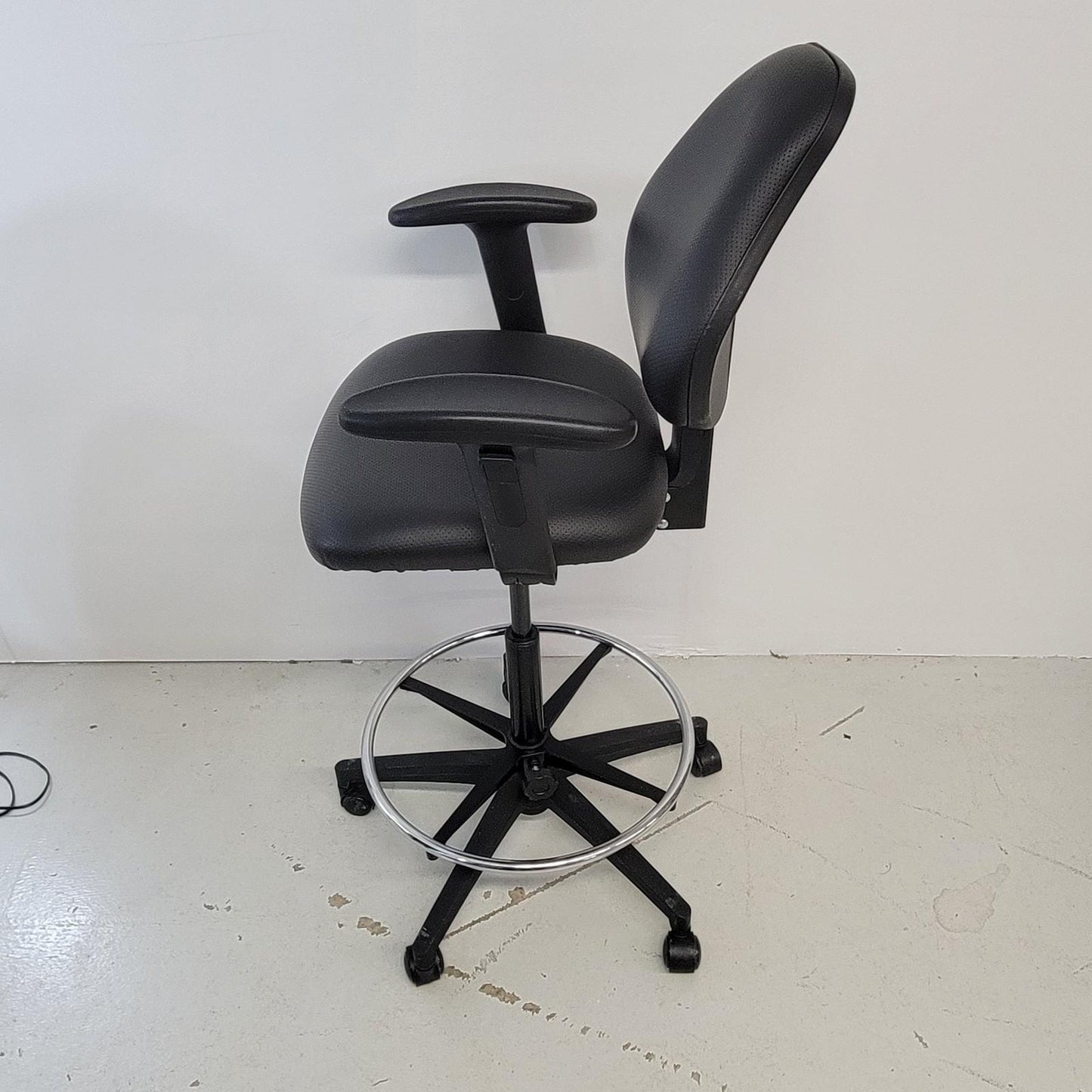 VWR Avantor 76308-740 Lab Laboratory Chair w/ Adjustable Black Vinyl Stool