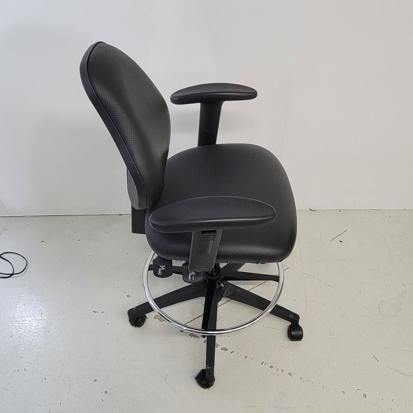 VWR Avantor 76308-740 Lab Laboratory Chair w/ Adjustable Black Vinyl Stool