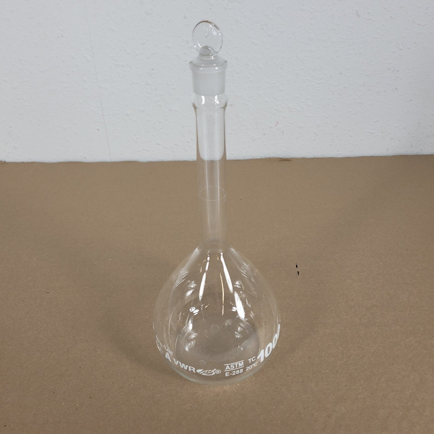 VWR ASTM E-288 1000mL Volumetric Flask Class A Borosilicate Glass w/ Stopper