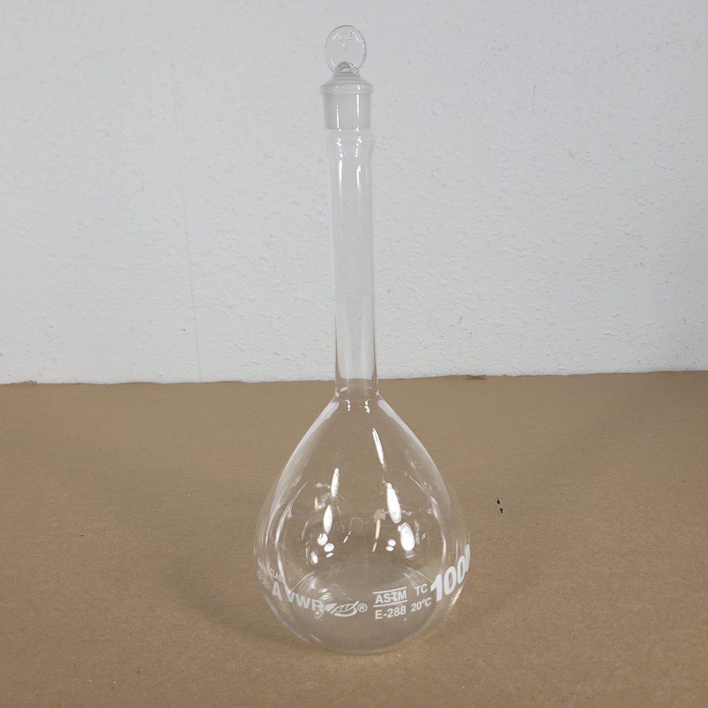 VWR ASTM E-288 1000mL Volumetric Flask Class A Borosilicate Glass w/ Stopper