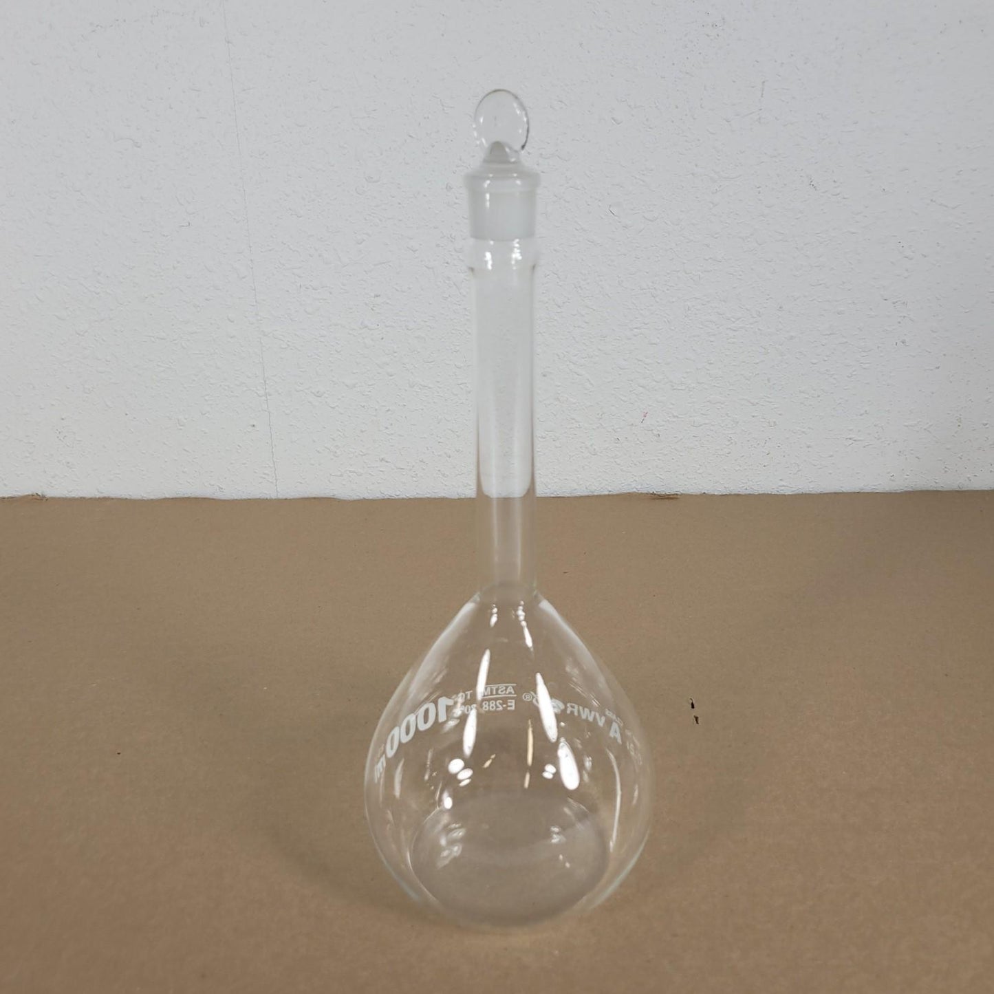 VWR ASTM E-288 1000mL Volumetric Flask Class A Borosilicate Glass w/ Stopper