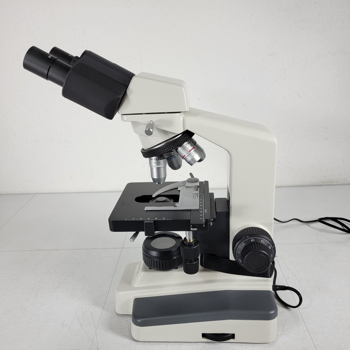 VWR Compound Laboratory Microscope 89404-470 w/ Two WF10x-20mm Eyepieces, 3x Obj