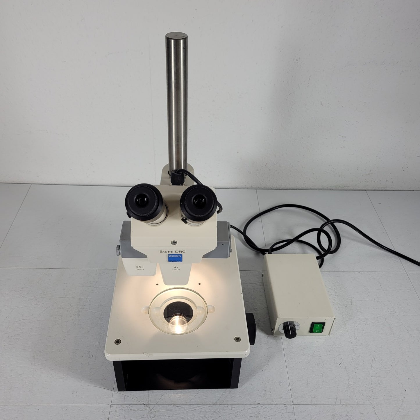 Carl Zeiss Stemi DRC Binocular Standing Microscope w/ 2.5x and 4x Objectives