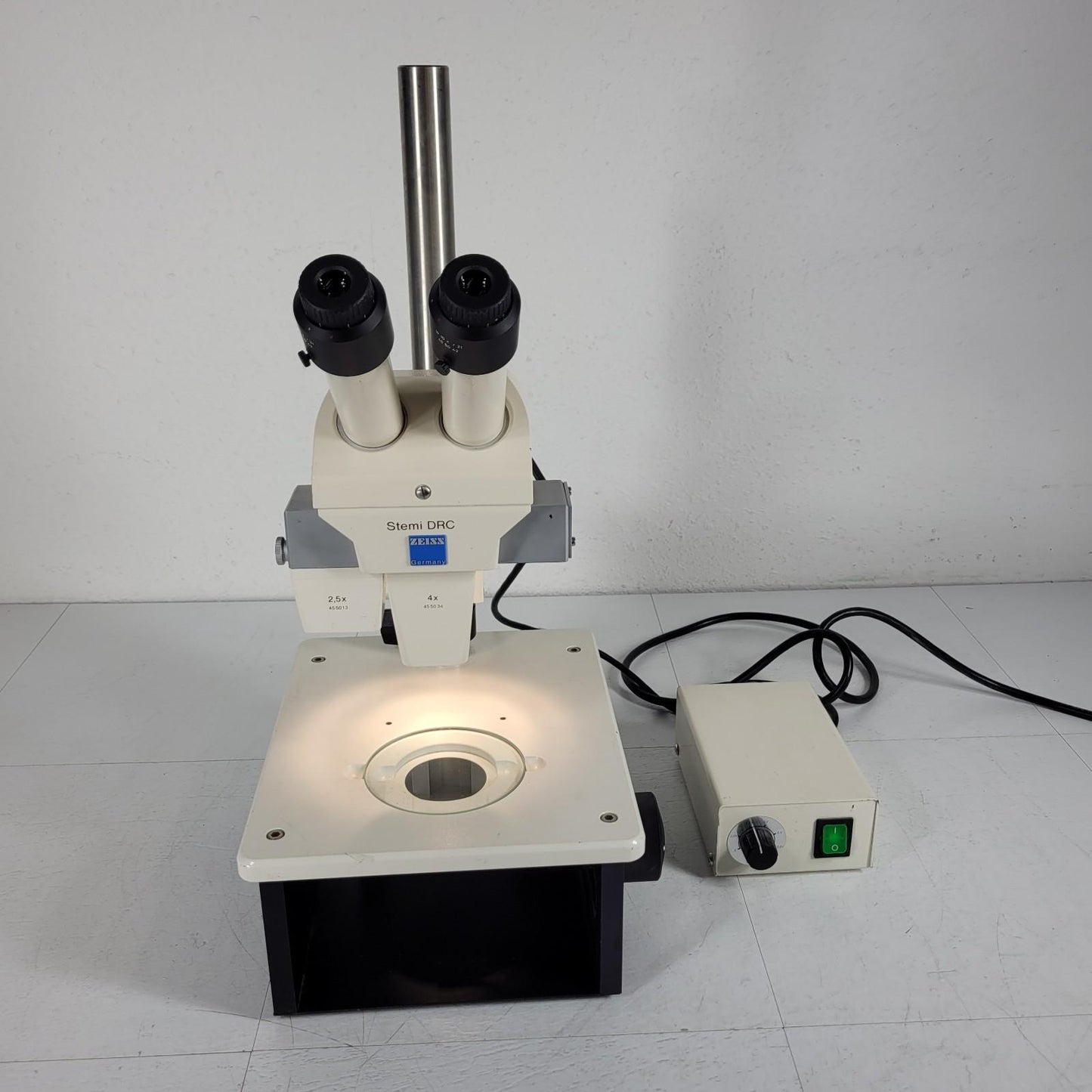 Carl Zeiss Stemi DRC Binocular Standing Microscope w/ 2.5x and 4x Objectives