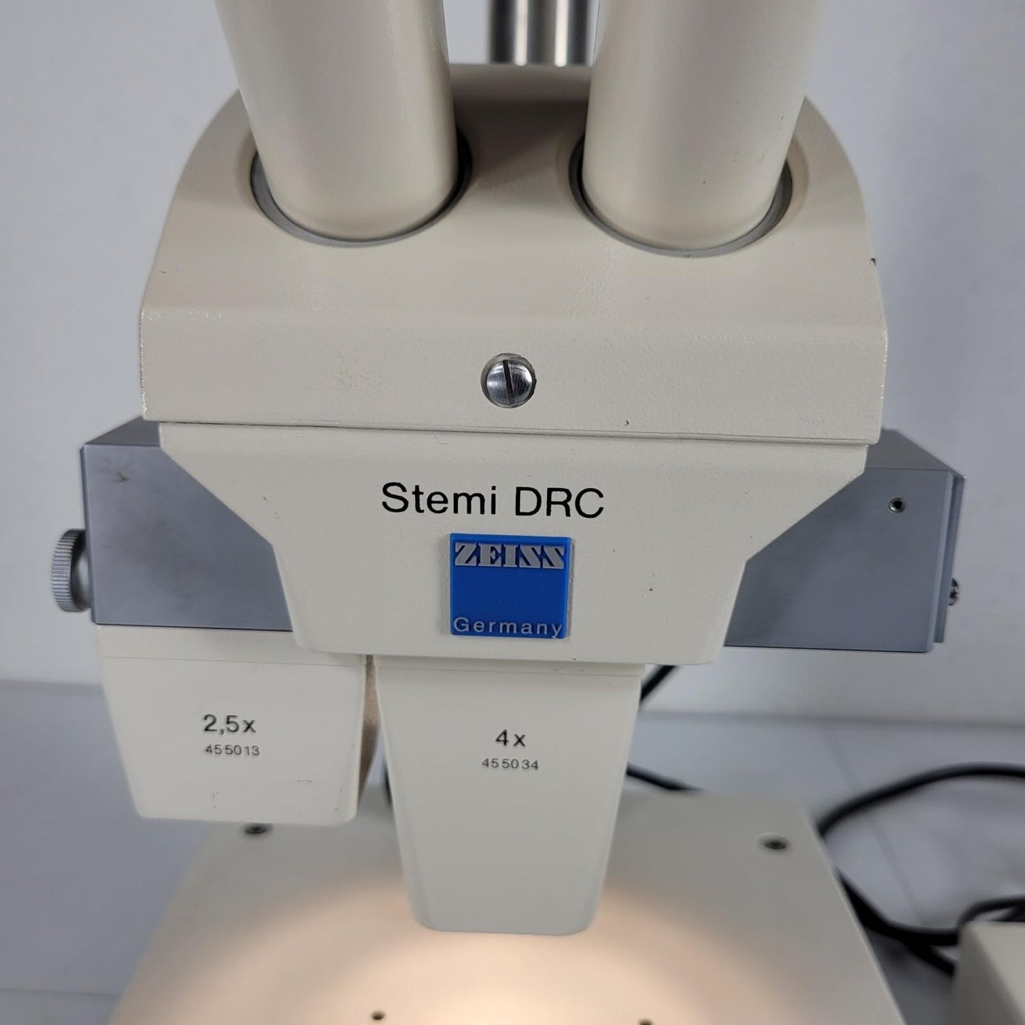 Carl Zeiss Stemi DRC Binocular Standing Microscope w/ 2.5x and 4x Objectives