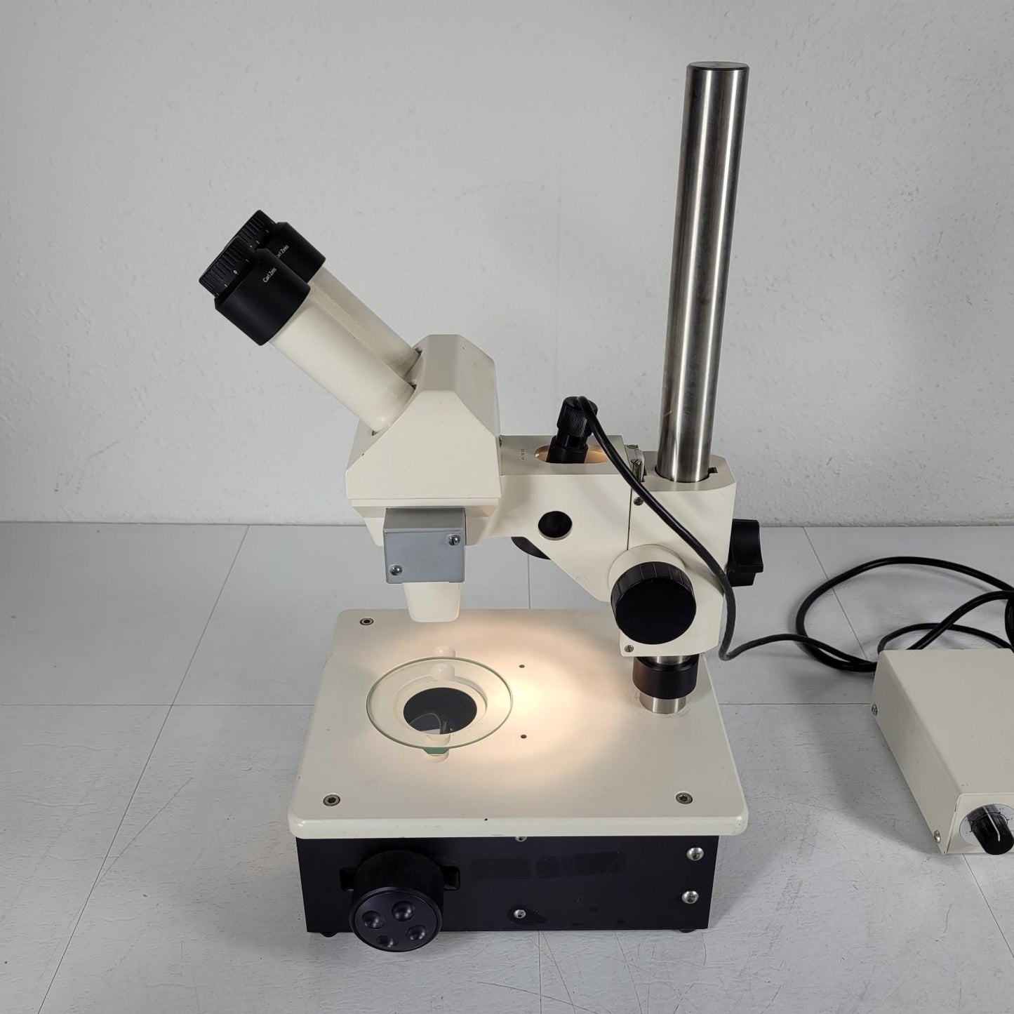 Carl Zeiss Stemi DRC Binocular Standing Microscope w/ 2.5x and 4x Objectives