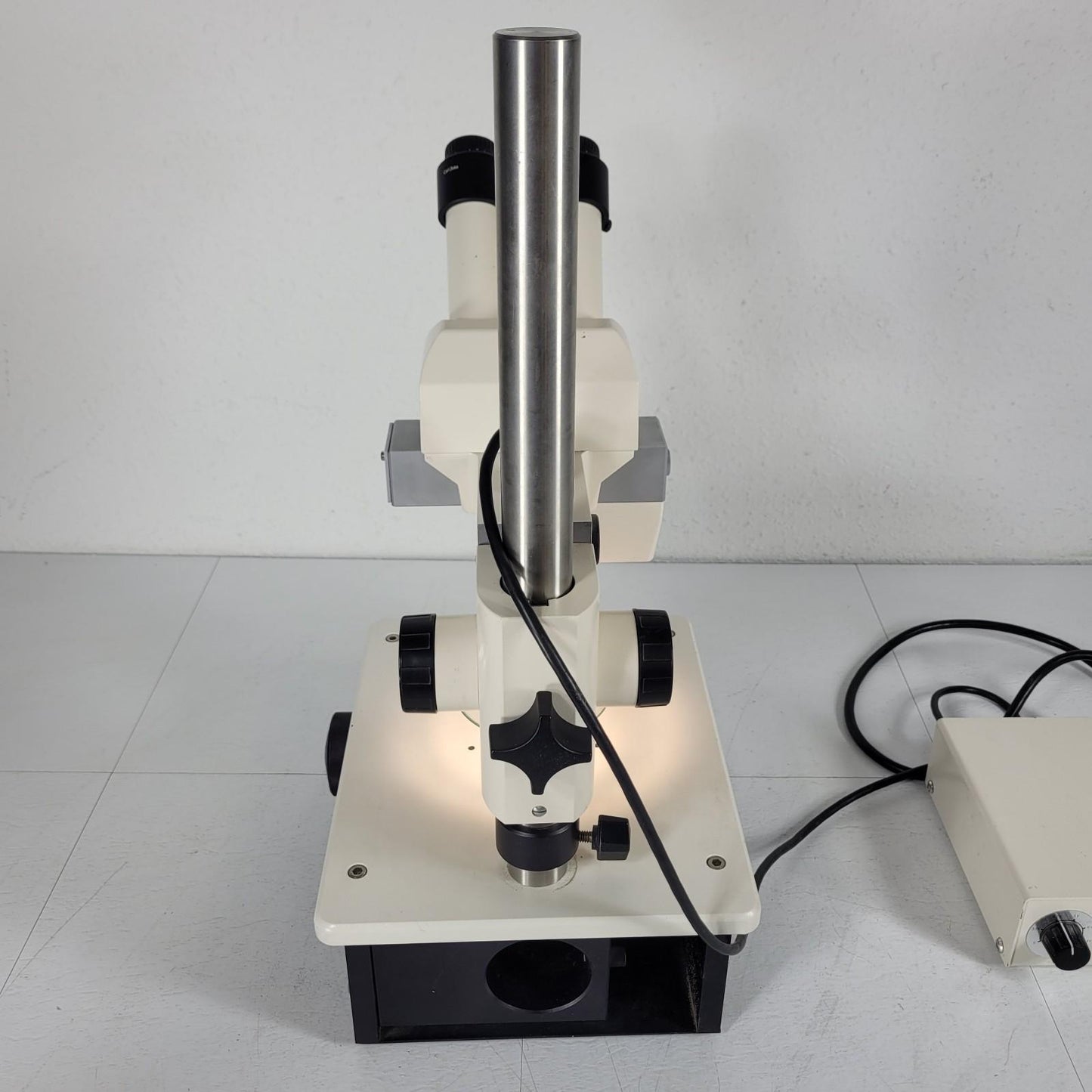 Carl Zeiss Stemi DRC Binocular Standing Microscope w/ 2.5x and 4x Objectives